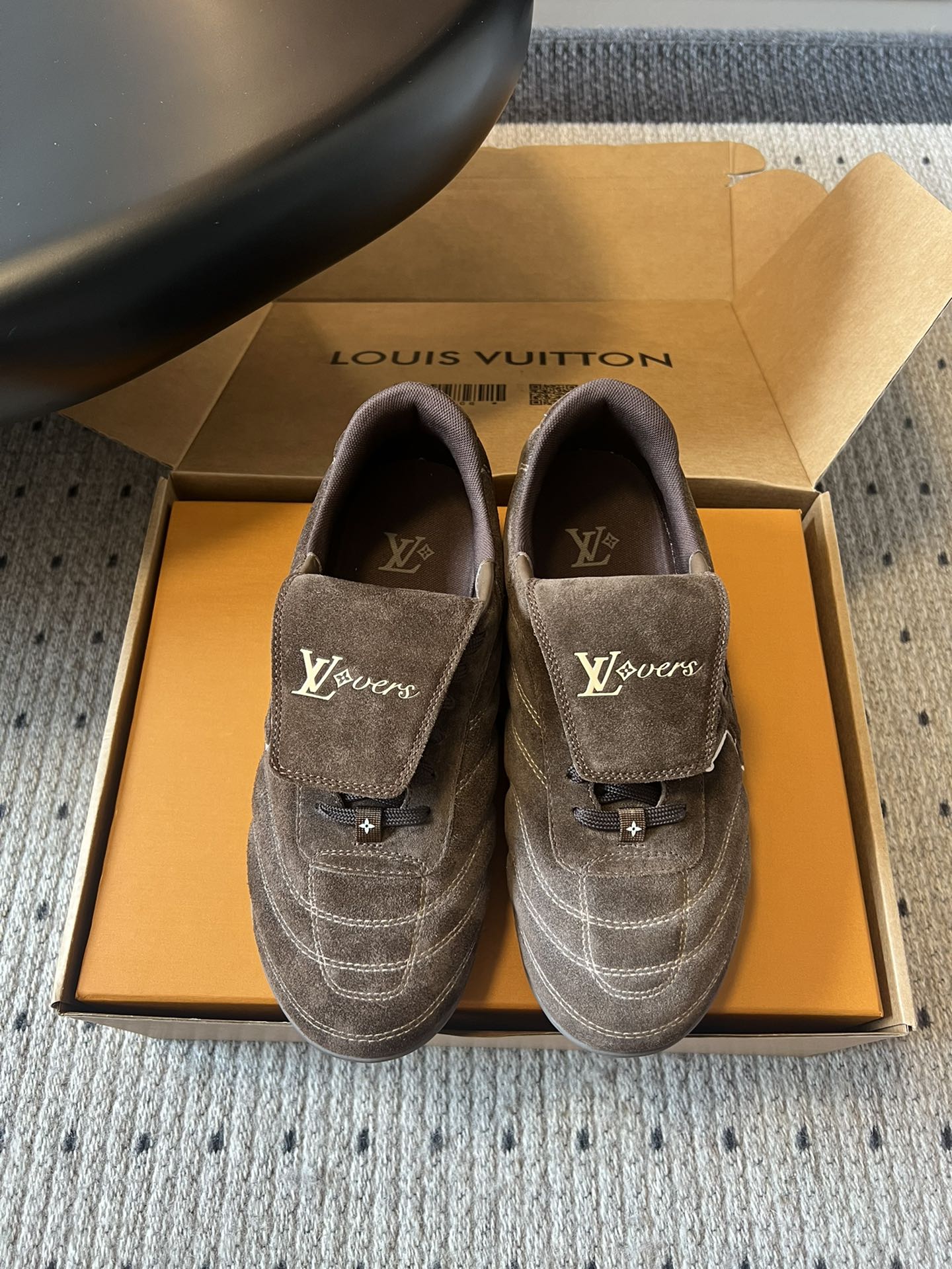 
Louis Vuitto* Footprint Soccer  麂皮球鞋老钱风鞋款

绒面牛皮鞋身，呈