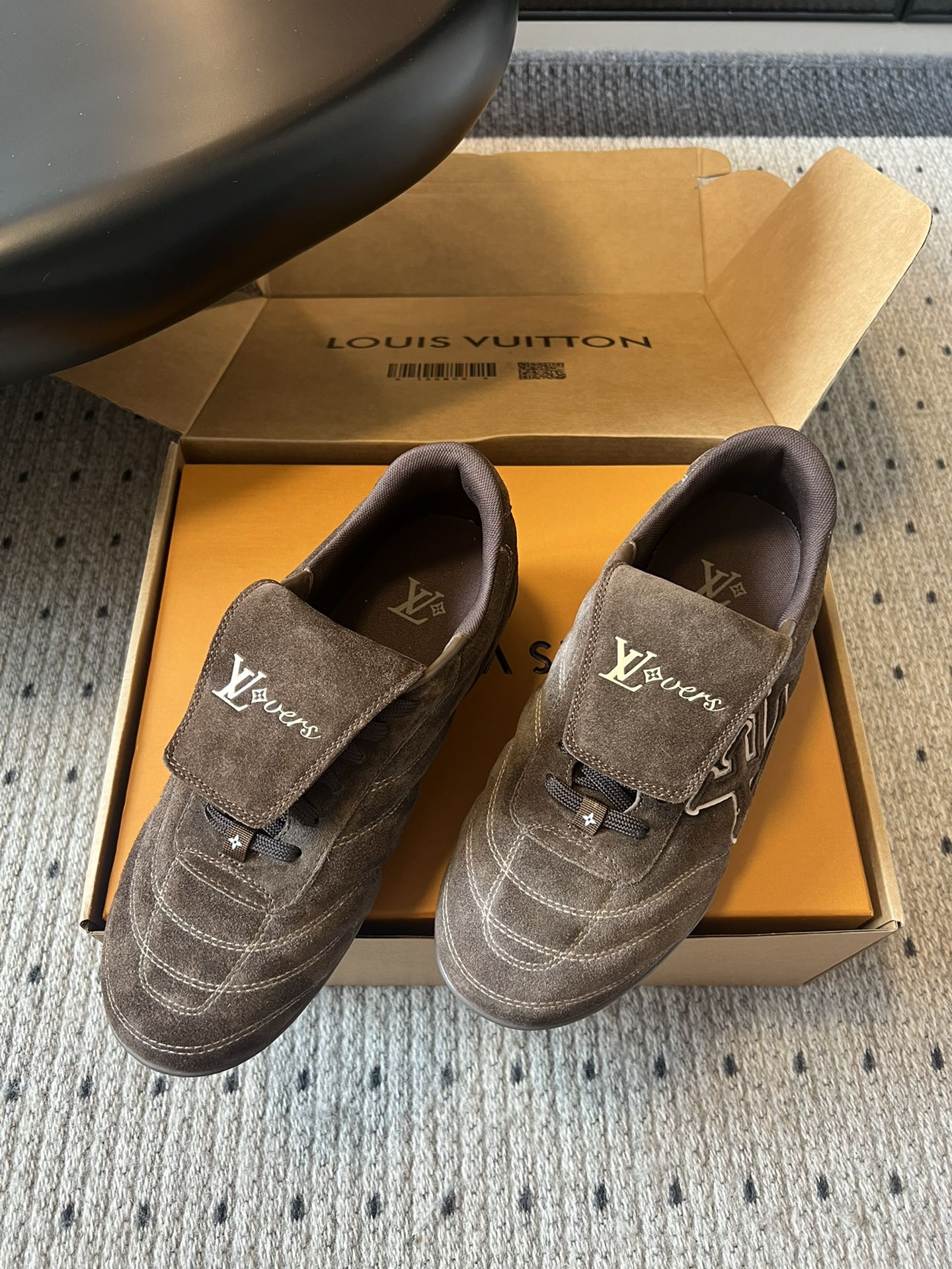 
Louis Vuitto* Footprint Soccer  麂皮球鞋老钱风鞋款

绒面牛皮鞋身，呈