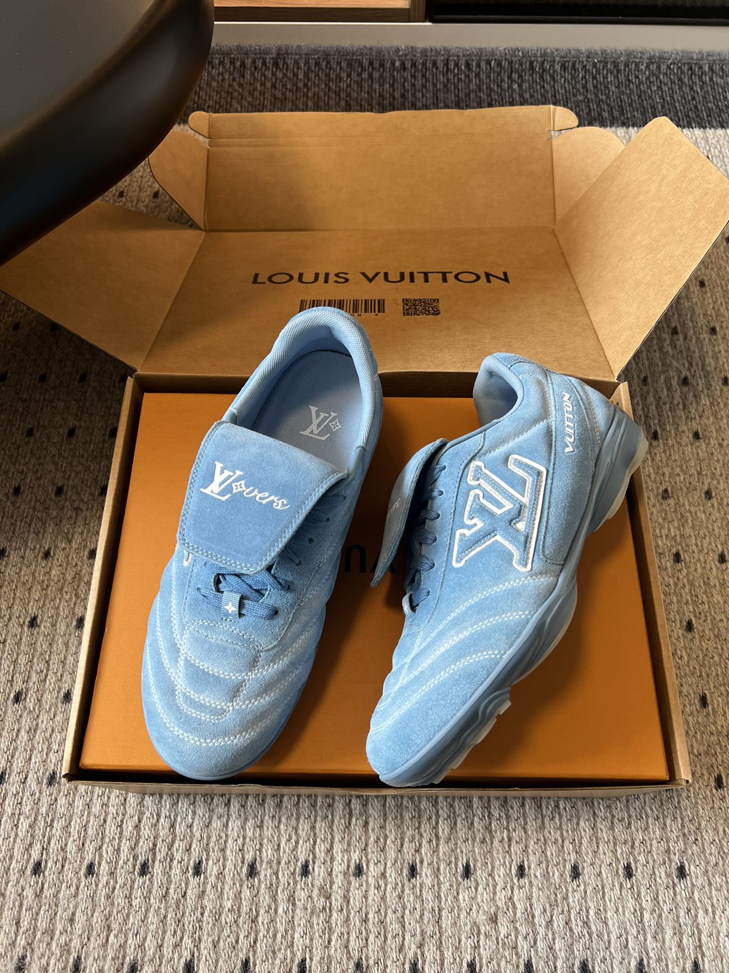 
Louis Vuitto* Footprint Soccer  麂皮球鞋老钱风鞋款

绒面牛皮鞋身，呈