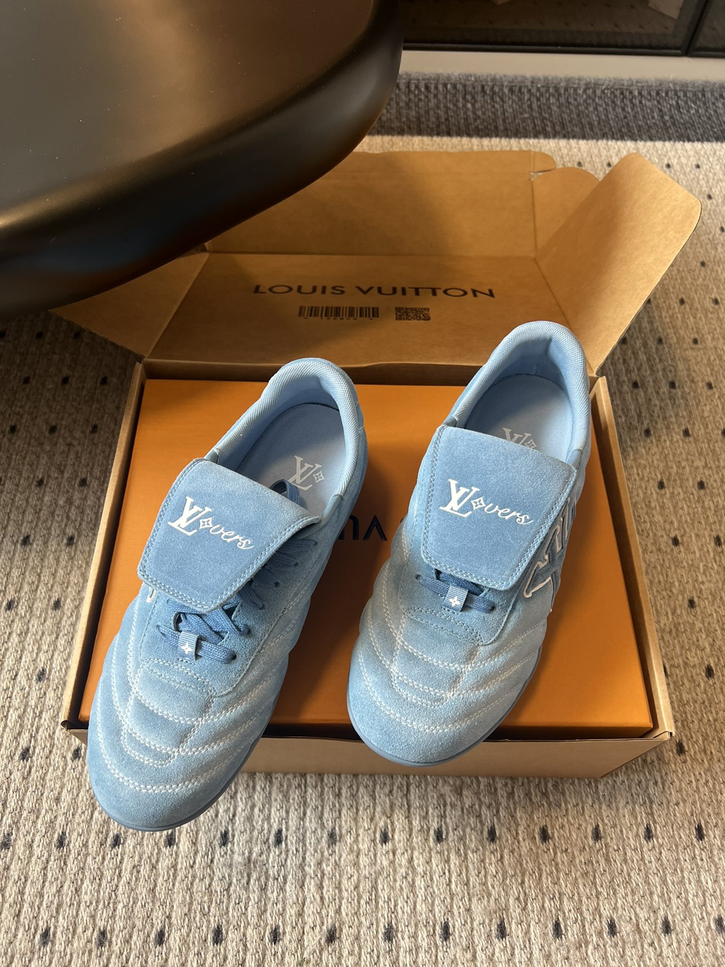 
Louis Vuitto* Footprint Soccer  麂皮球鞋老钱风鞋款

绒面牛皮鞋身，呈