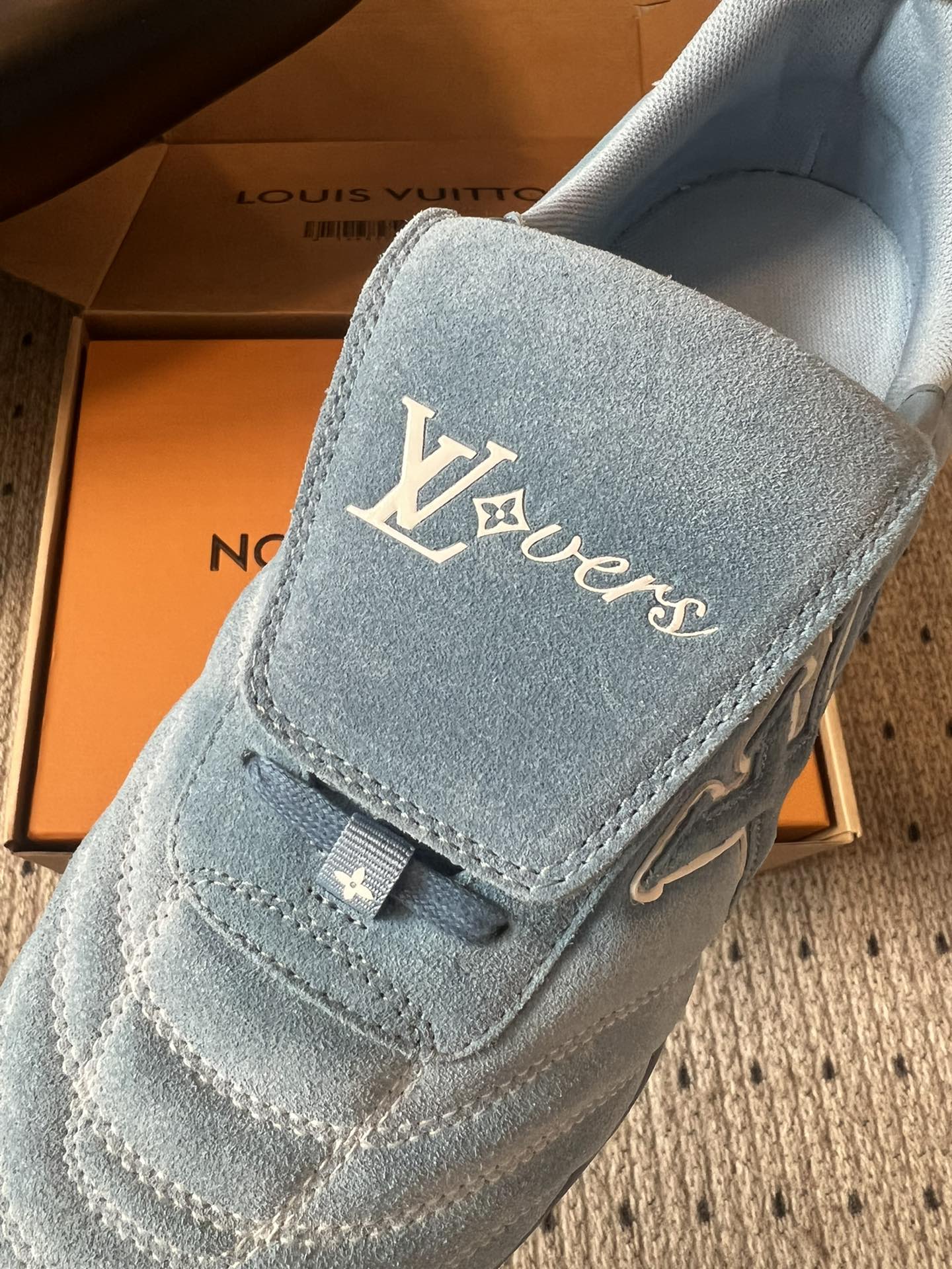 
Louis Vuitto* Footprint Soccer  麂皮球鞋老钱风鞋款

绒面牛皮鞋身，呈
