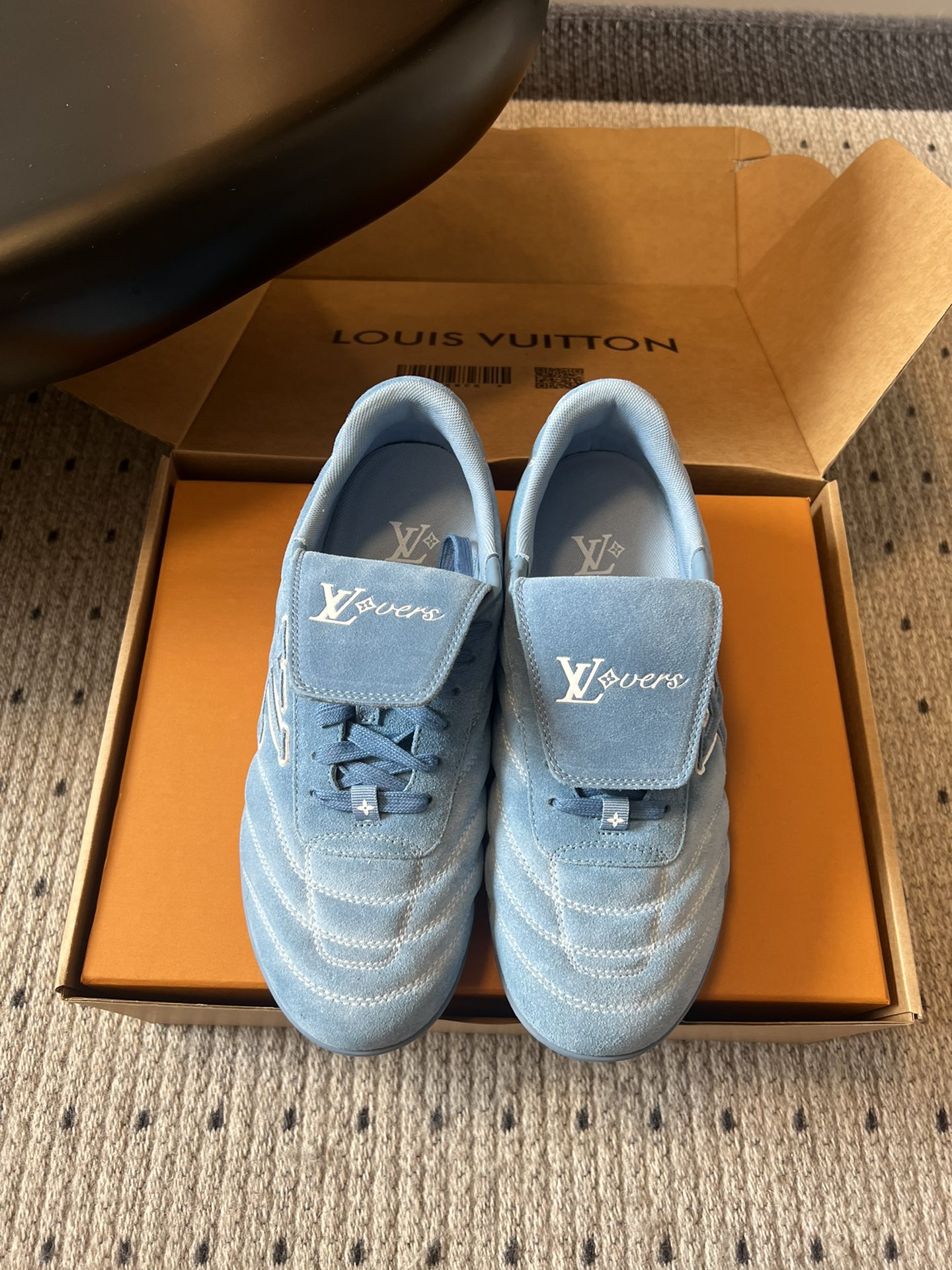 
Louis Vuitto* Footprint Soccer  麂皮球鞋老钱风鞋款

绒面牛皮鞋身，呈
