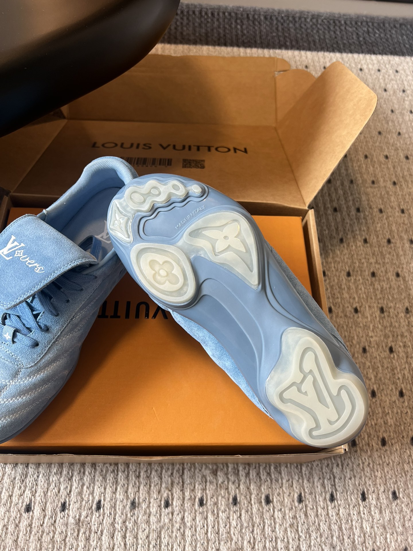 
Louis Vuitto* Footprint Soccer  麂皮球鞋老钱风鞋款

绒面牛皮鞋身，呈