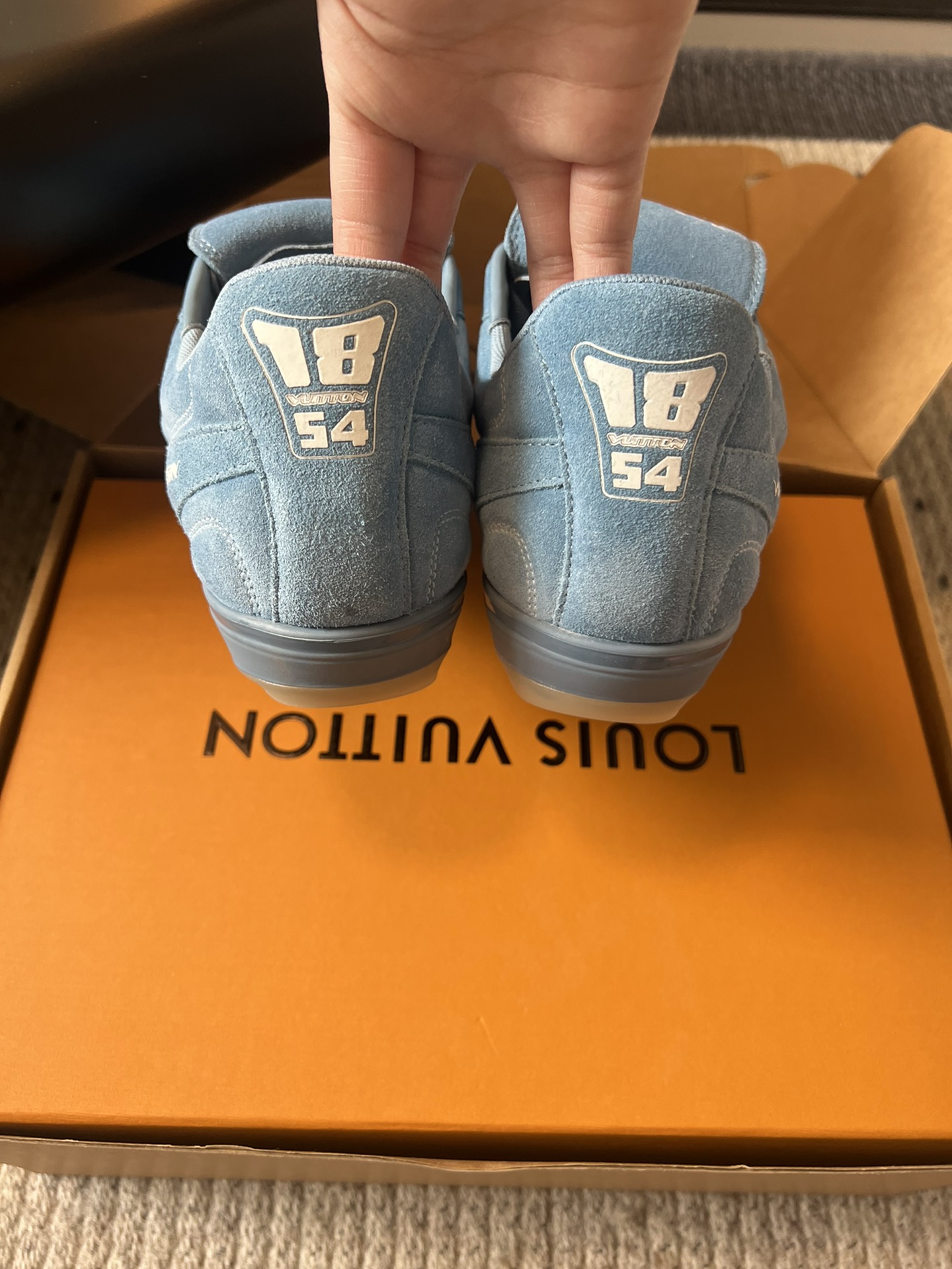 
Louis Vuitto* Footprint Soccer  麂皮球鞋老钱风鞋款

绒面牛皮鞋身，呈