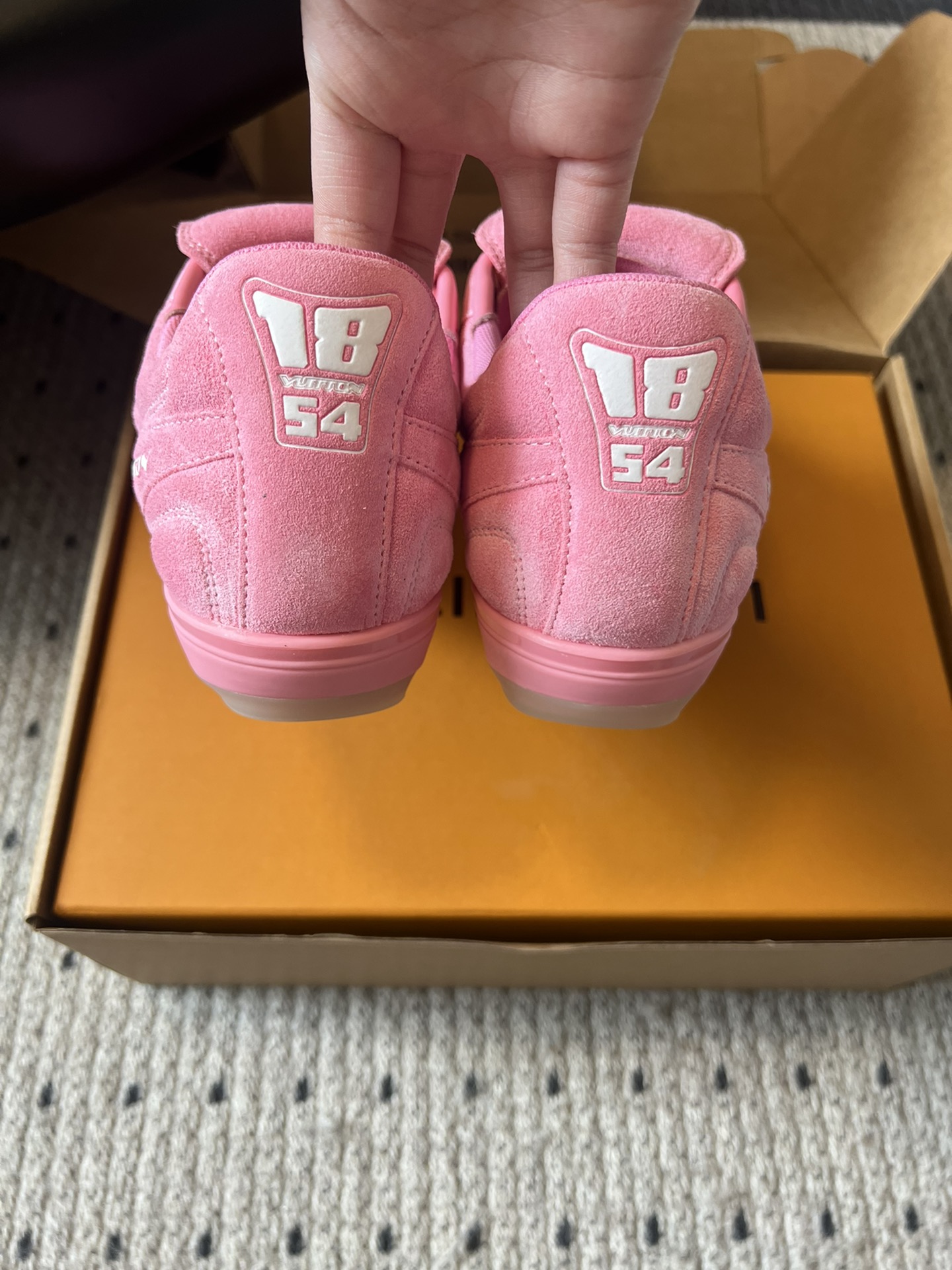 
Louis Vuitto* Footprint Soccer  麂皮球鞋老钱风鞋款

绒面牛皮鞋身，呈