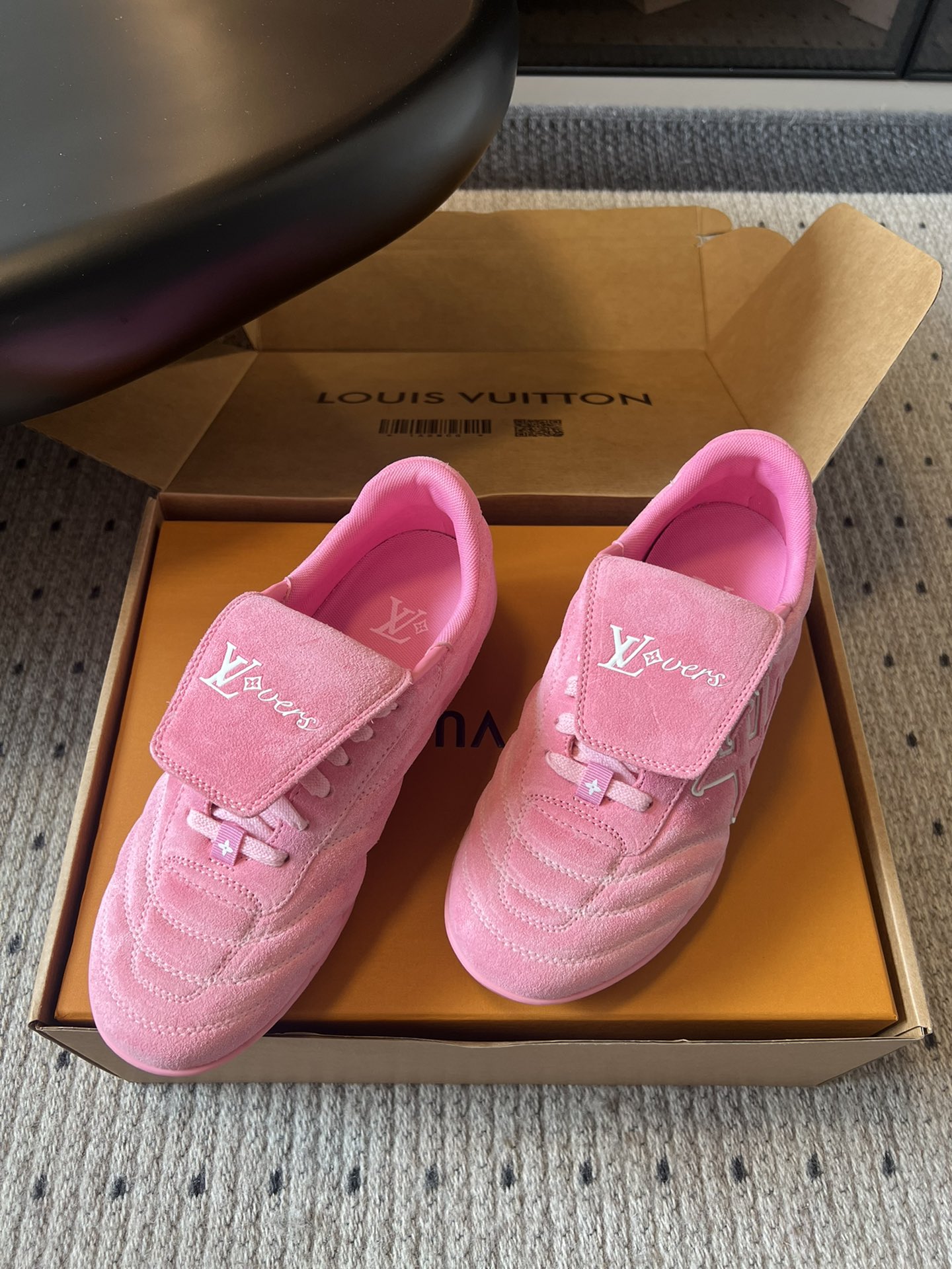 
Louis Vuitto* Footprint Soccer  麂皮球鞋老钱风鞋款

绒面牛皮鞋身，呈