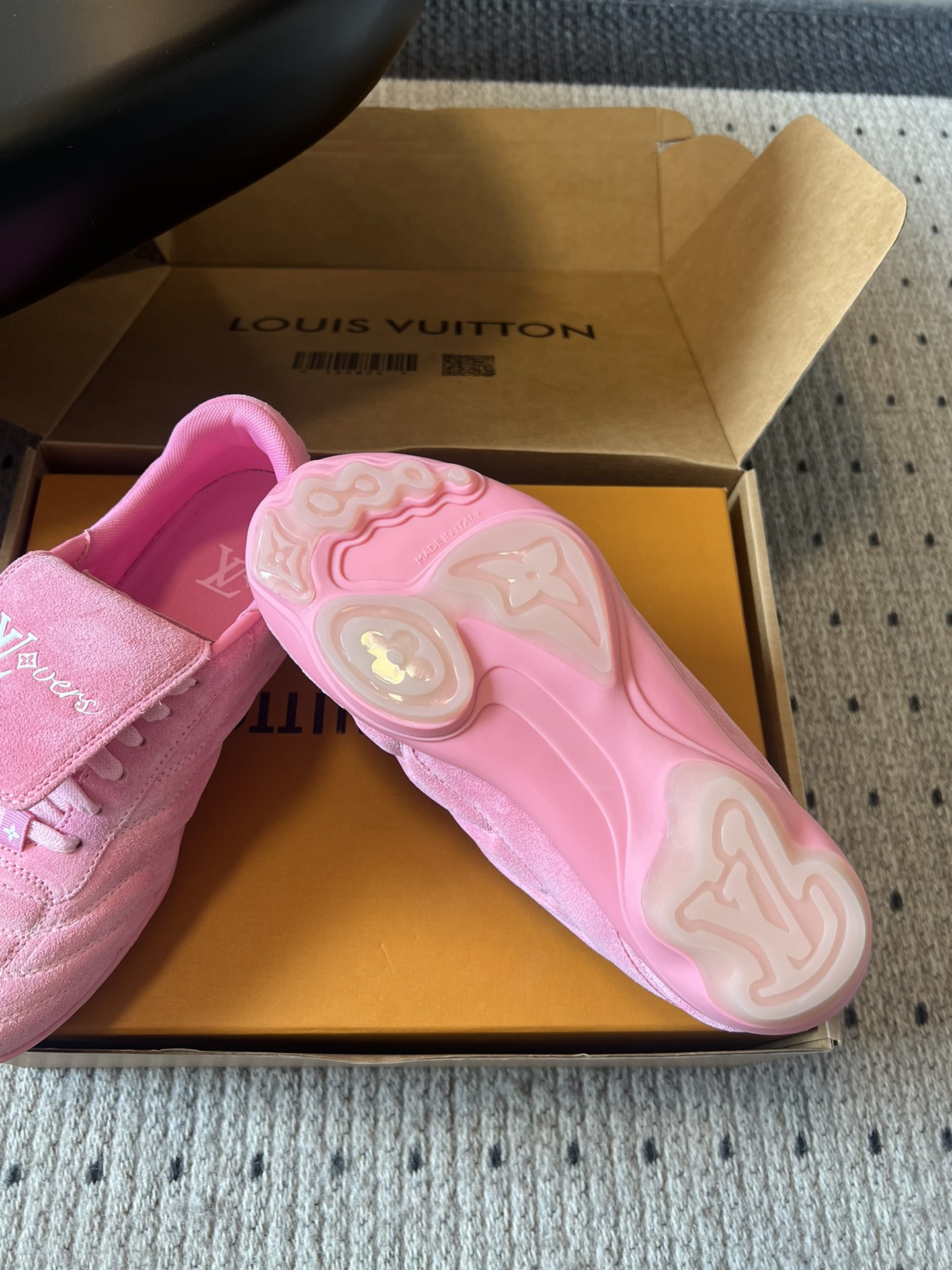 
Louis Vuitto* Footprint Soccer  麂皮球鞋老钱风鞋款

绒面牛皮鞋身，呈