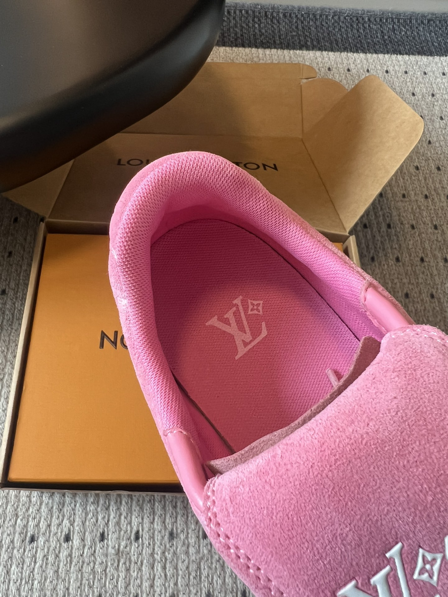 
Louis Vuitto* Footprint Soccer  麂皮球鞋老钱风鞋款

绒面牛皮鞋身，呈