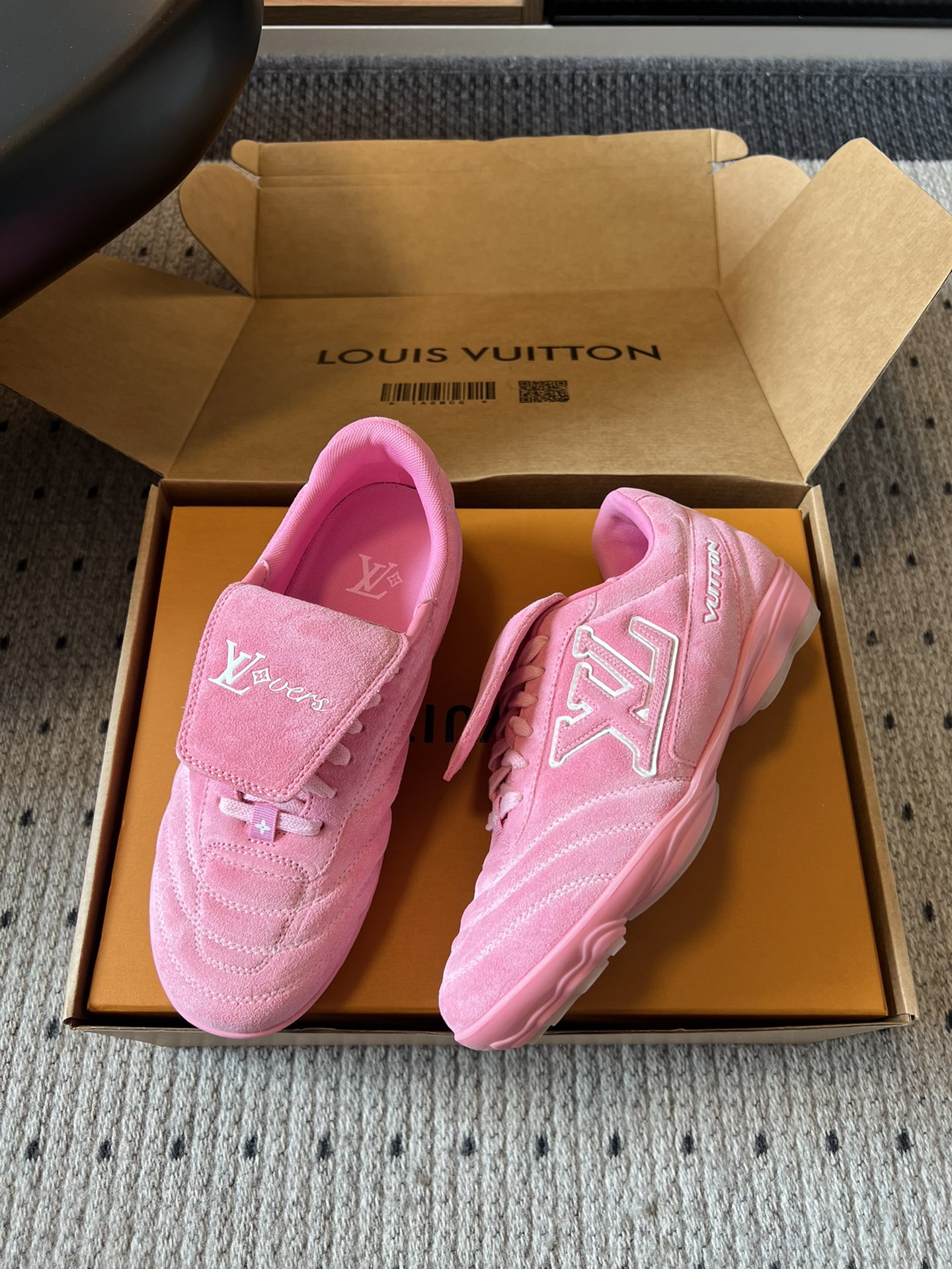
Louis Vuitto* Footprint Soccer  麂皮球鞋老钱风鞋款

绒面牛皮鞋身，呈