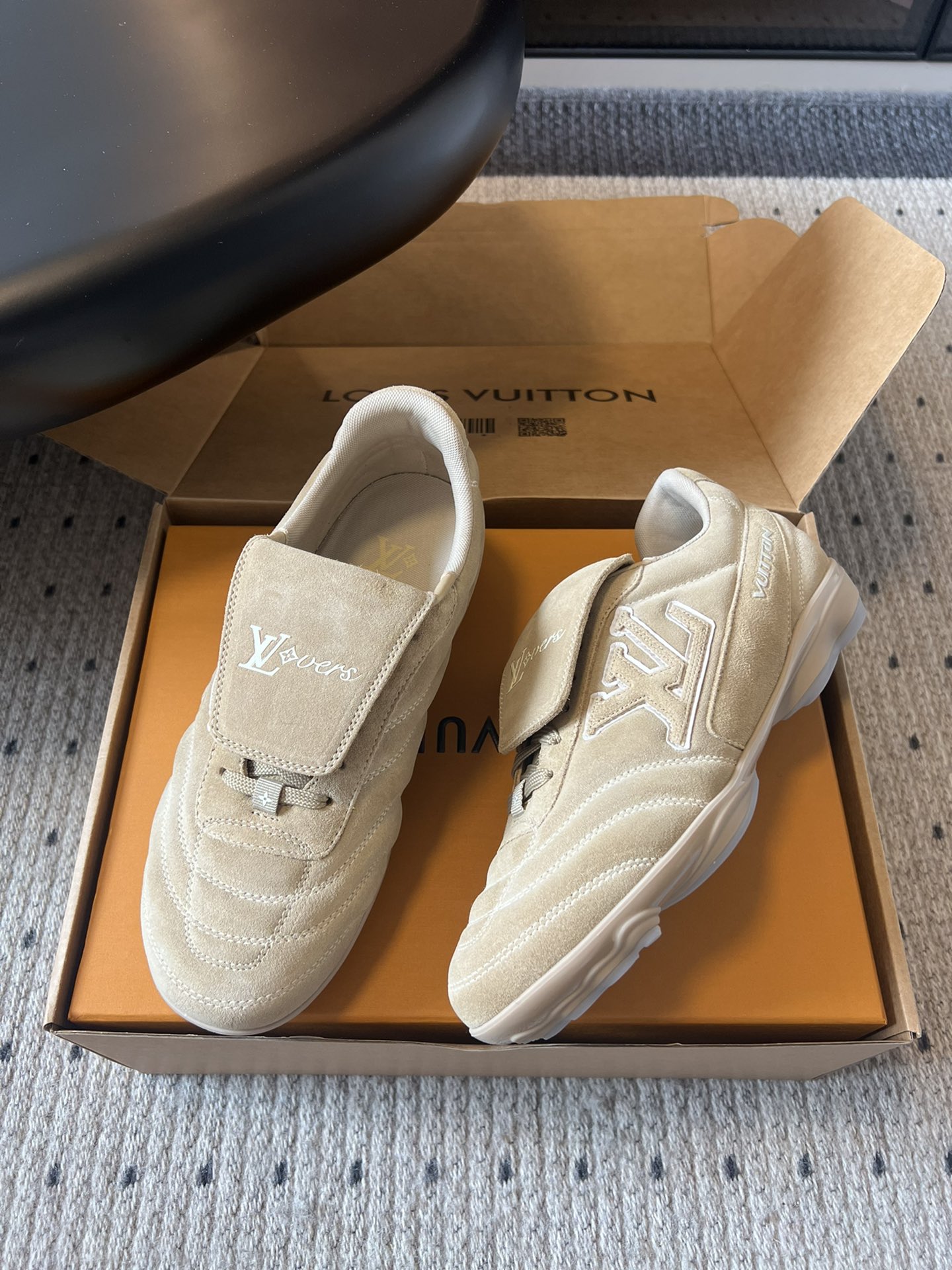 
Louis Vuitto* Footprint Soccer  麂皮球鞋老钱风鞋款

绒面牛皮鞋身，呈