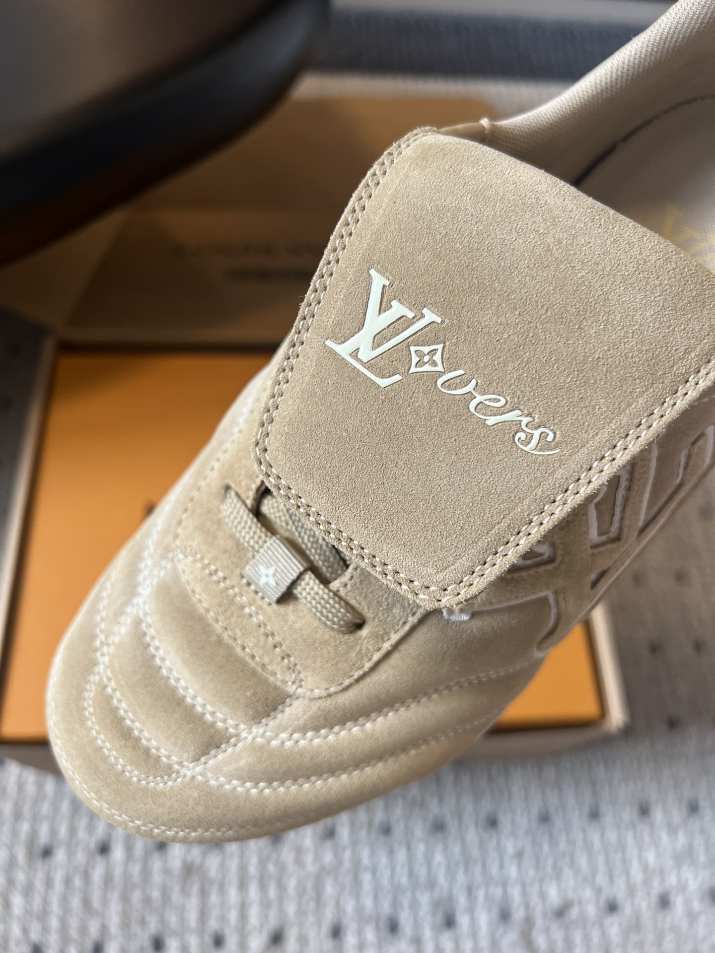 
Louis Vuitto* Footprint Soccer  麂皮球鞋老钱风鞋款

绒面牛皮鞋身，呈