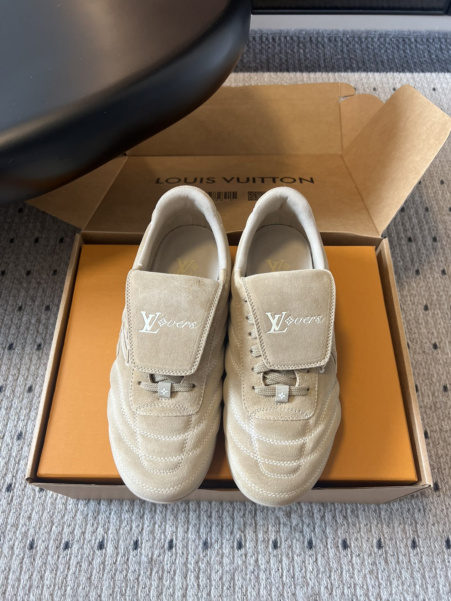 
Louis Vuitto* Footprint Soccer  麂皮球鞋老钱风鞋款

绒面牛皮鞋身，呈