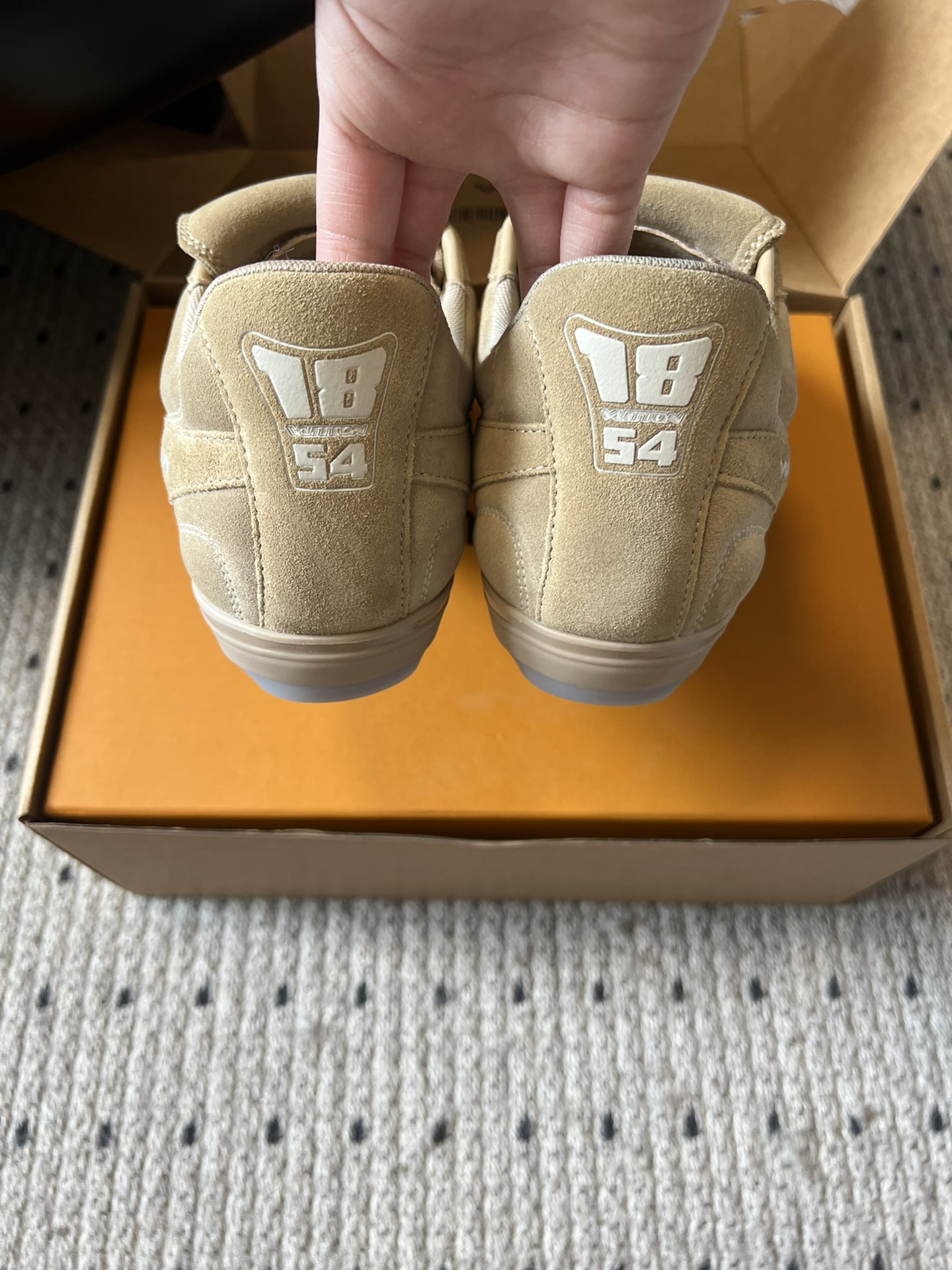 
Louis Vuitto* Footprint Soccer  麂皮球鞋老钱风鞋款

绒面牛皮鞋身，呈