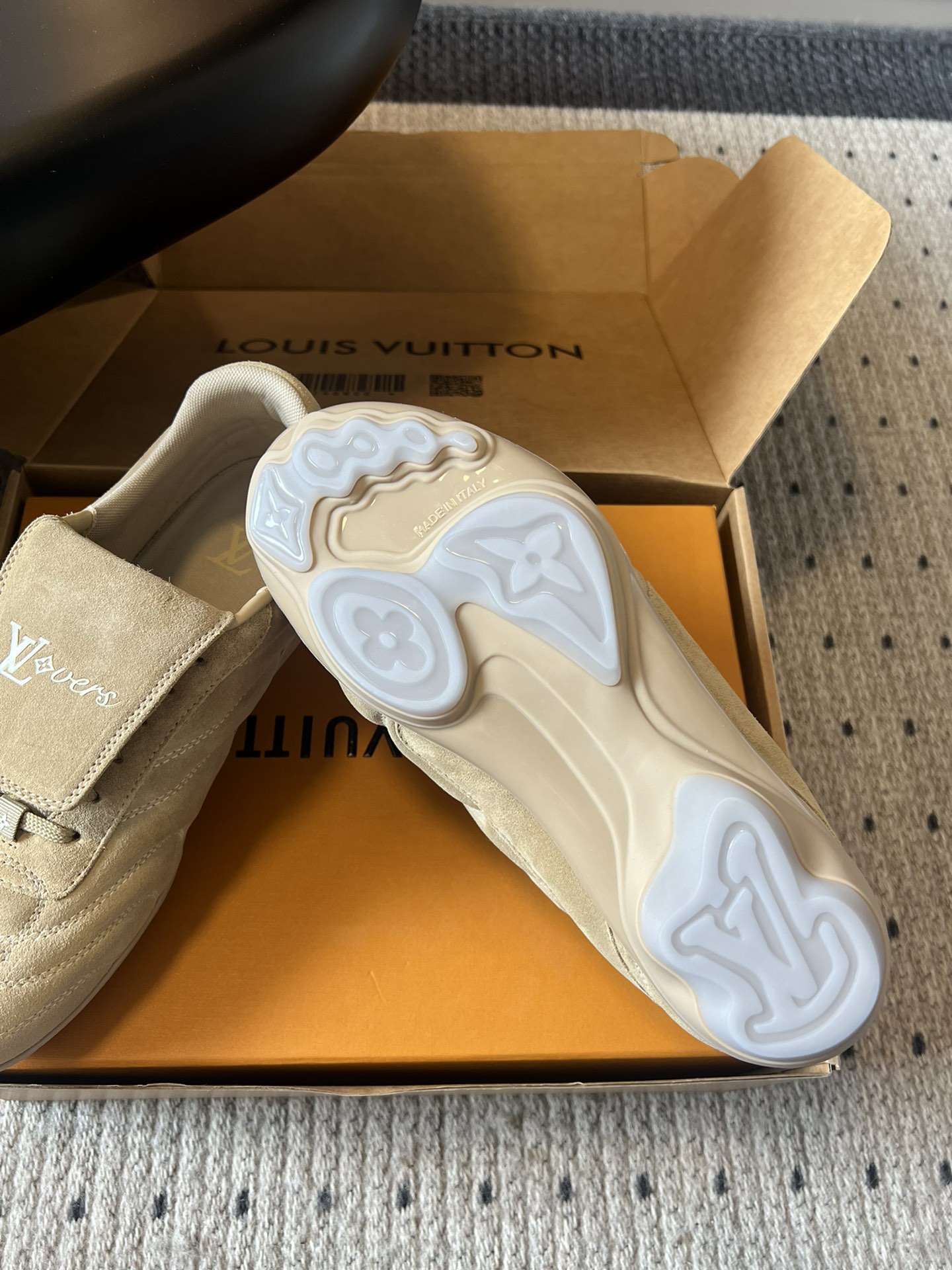 
Louis Vuitto* Footprint Soccer  麂皮球鞋老钱风鞋款

绒面牛皮鞋身，呈