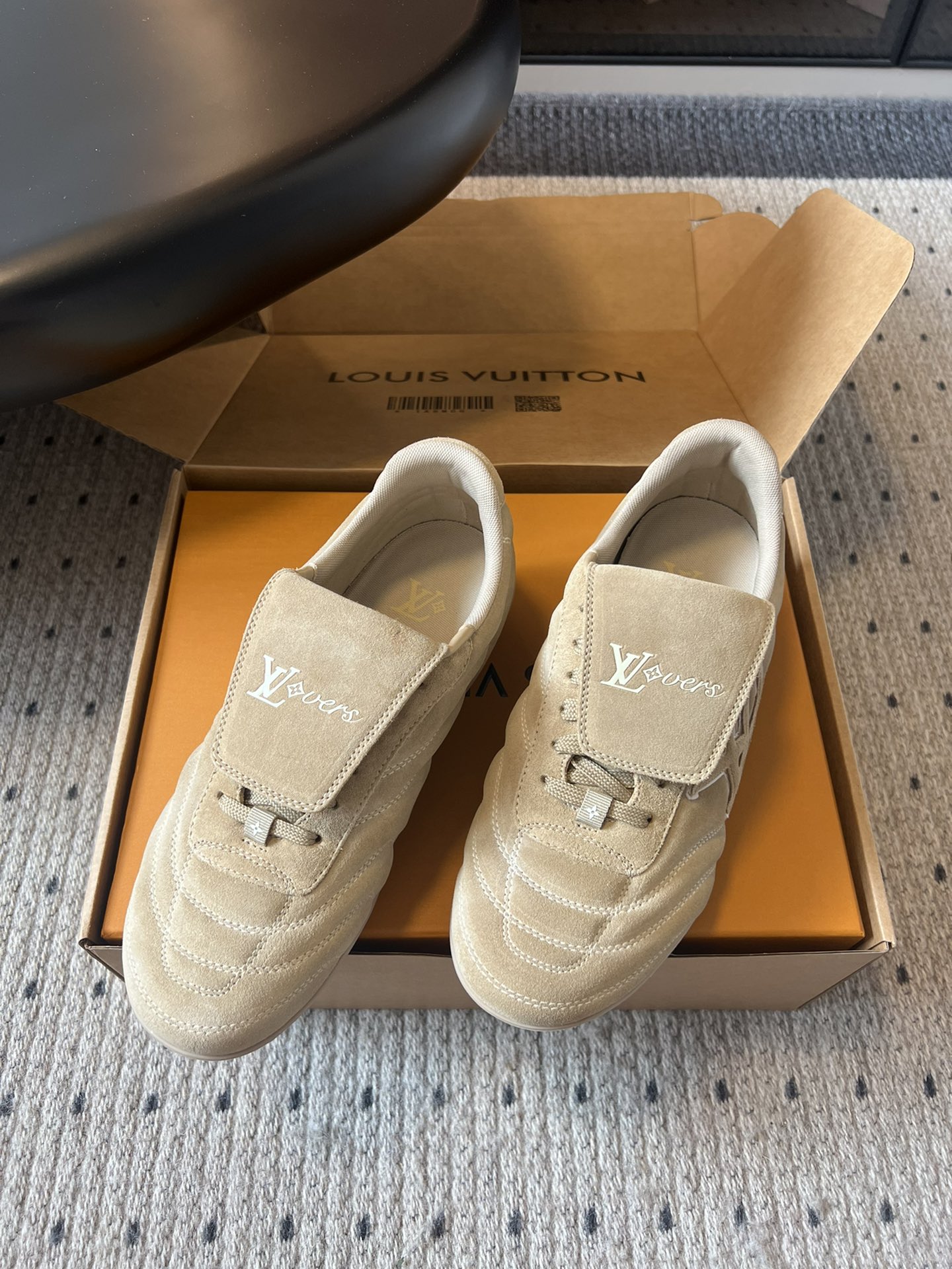 
Louis Vuitto* Footprint Soccer  麂皮球鞋老钱风鞋款

绒面牛皮鞋身，呈