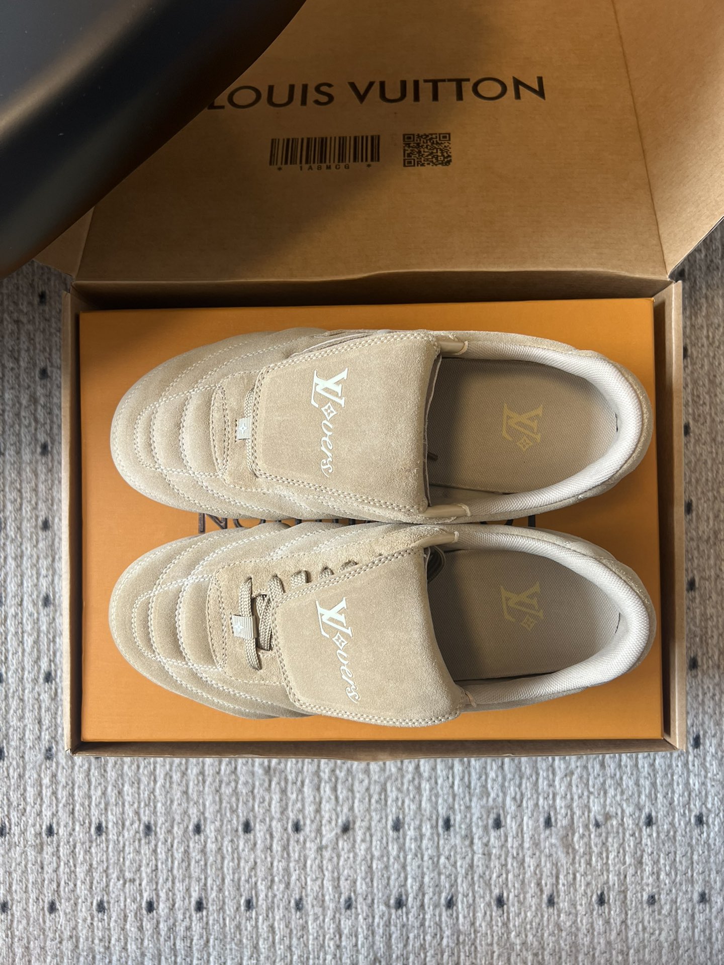 
Louis Vuitto* Footprint Soccer  麂皮球鞋老钱风鞋款

绒面牛皮鞋身，呈