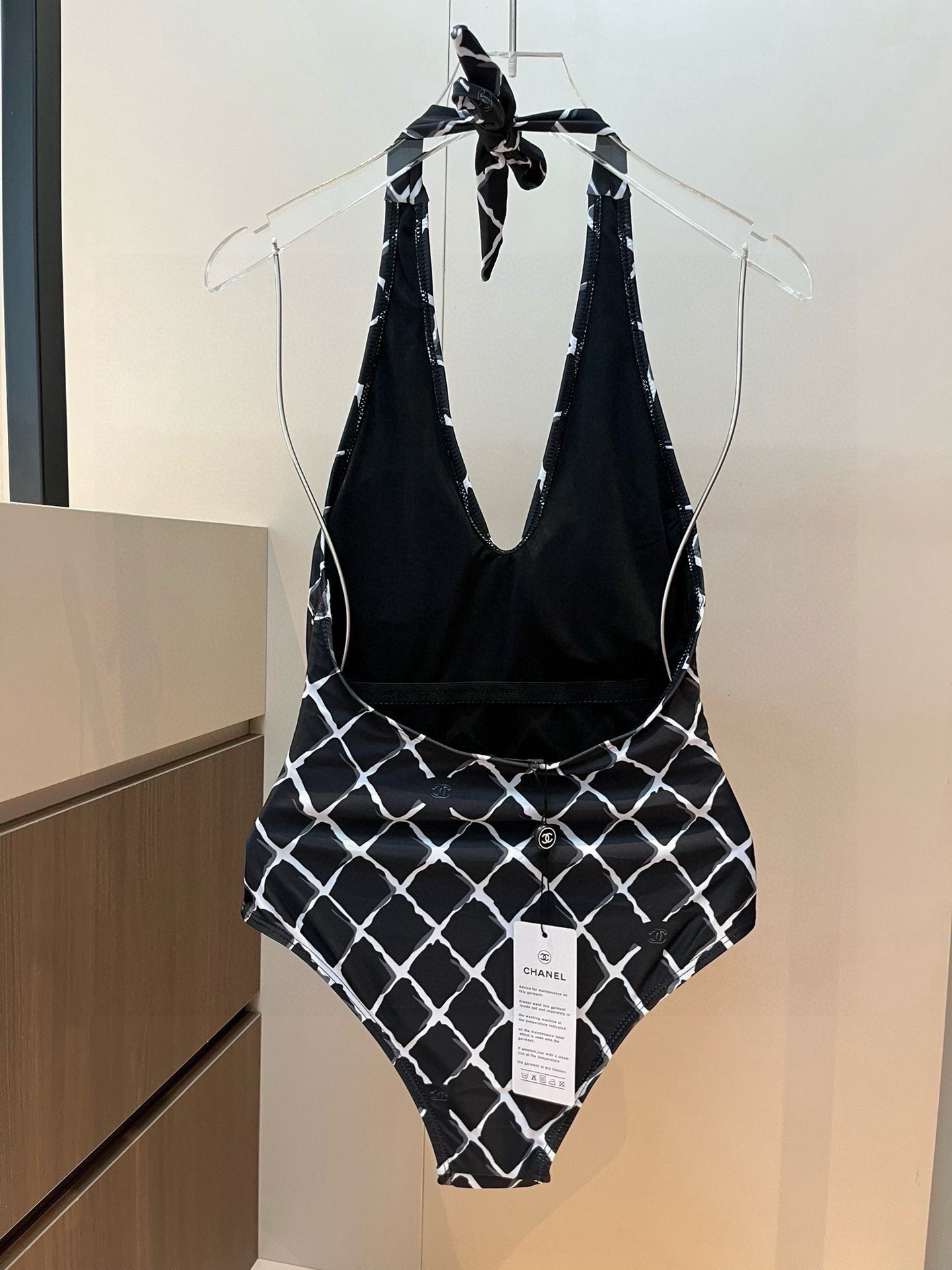 。
Chanel香奈儿新款连体泳衣  😍🥰适合多种场景的游泳衣🏊‍♀️海边 游泳池 温泉 水上乐园 漂流