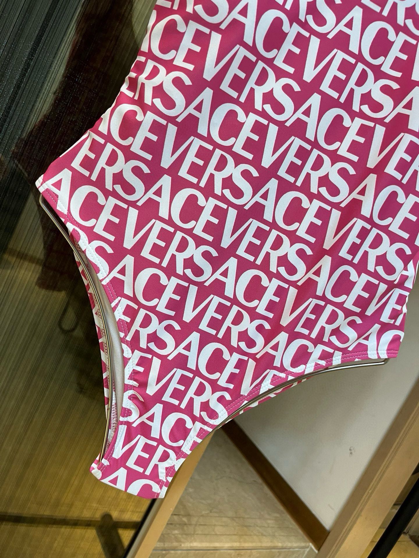  🆕
范思哲新款连体泳衣，春夏系列新品 上身绝美  集美们赶紧囤起来😍😍💋
码数S M L