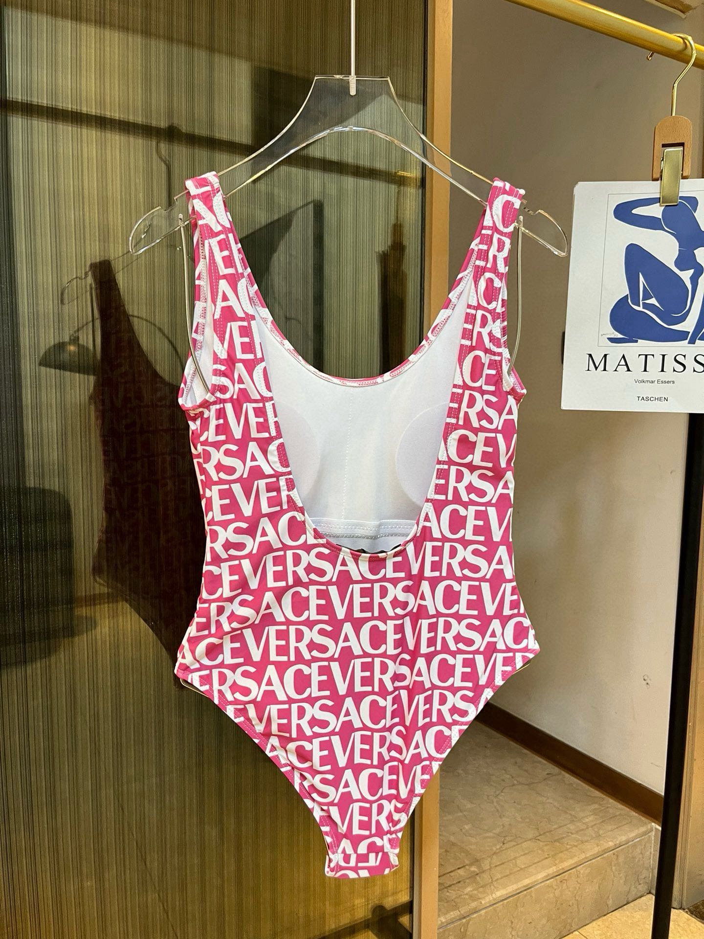  🆕
范思哲新款连体泳衣，春夏系列新品 上身绝美  集美们赶紧囤起来😍😍💋
码数S M L