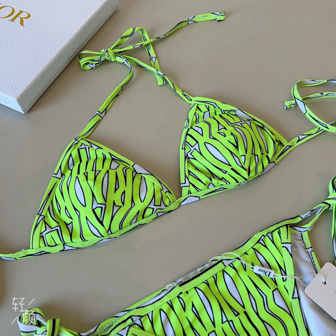。
Dior迪奥 新款比基尼泳衣👙❤️😍🥰适合多种场景的游泳衣🏊‍♀️海边 游泳池 温泉 水上乐园 漂流