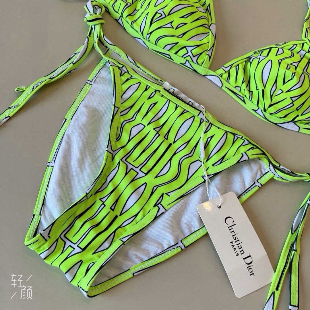 。
Dior迪奥 新款比基尼泳衣👙❤️😍🥰适合多种场景的游泳衣🏊‍♀️海边 游泳池 温泉 水上乐园 漂流