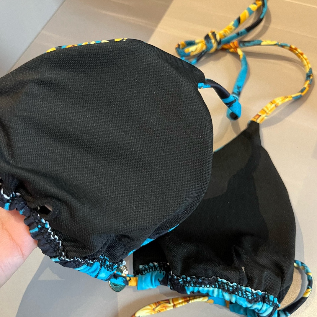  🆕

范思哲VERSACE新款比基尼👙😍🥰适合多种场景的游泳衣🏊‍♀️海边 游泳池 温泉 水上乐园 漂