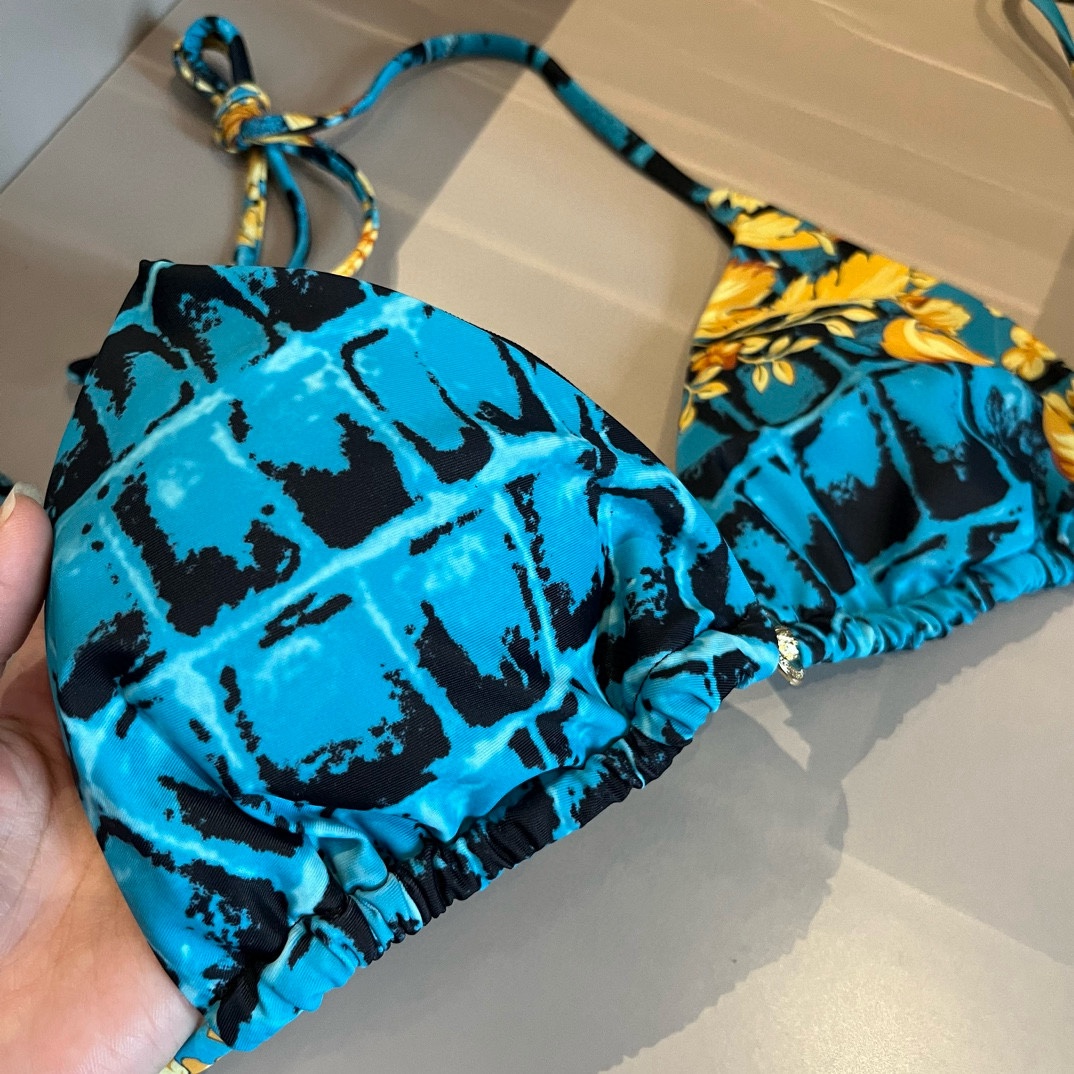  🆕

范思哲VERSACE新款比基尼👙😍🥰适合多种场景的游泳衣🏊‍♀️海边 游泳池 温泉 水上乐园 漂