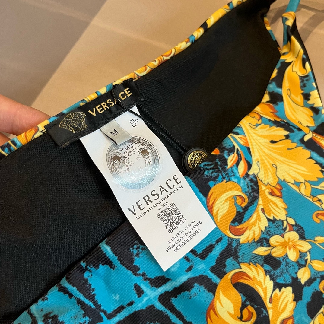  🆕

范思哲VERSACE新款比基尼👙😍🥰适合多种场景的游泳衣🏊‍♀️海边 游泳池 温泉 水上乐园 漂