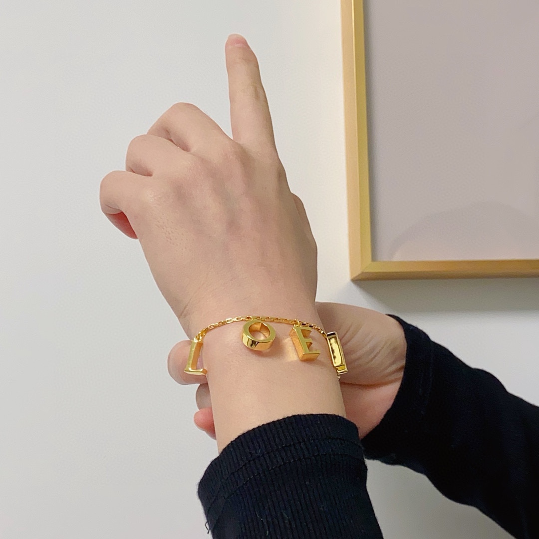 Review: Loewe’s Alphabet Bracelet – Exquisite Design with Beautiful Logo - 图片 2