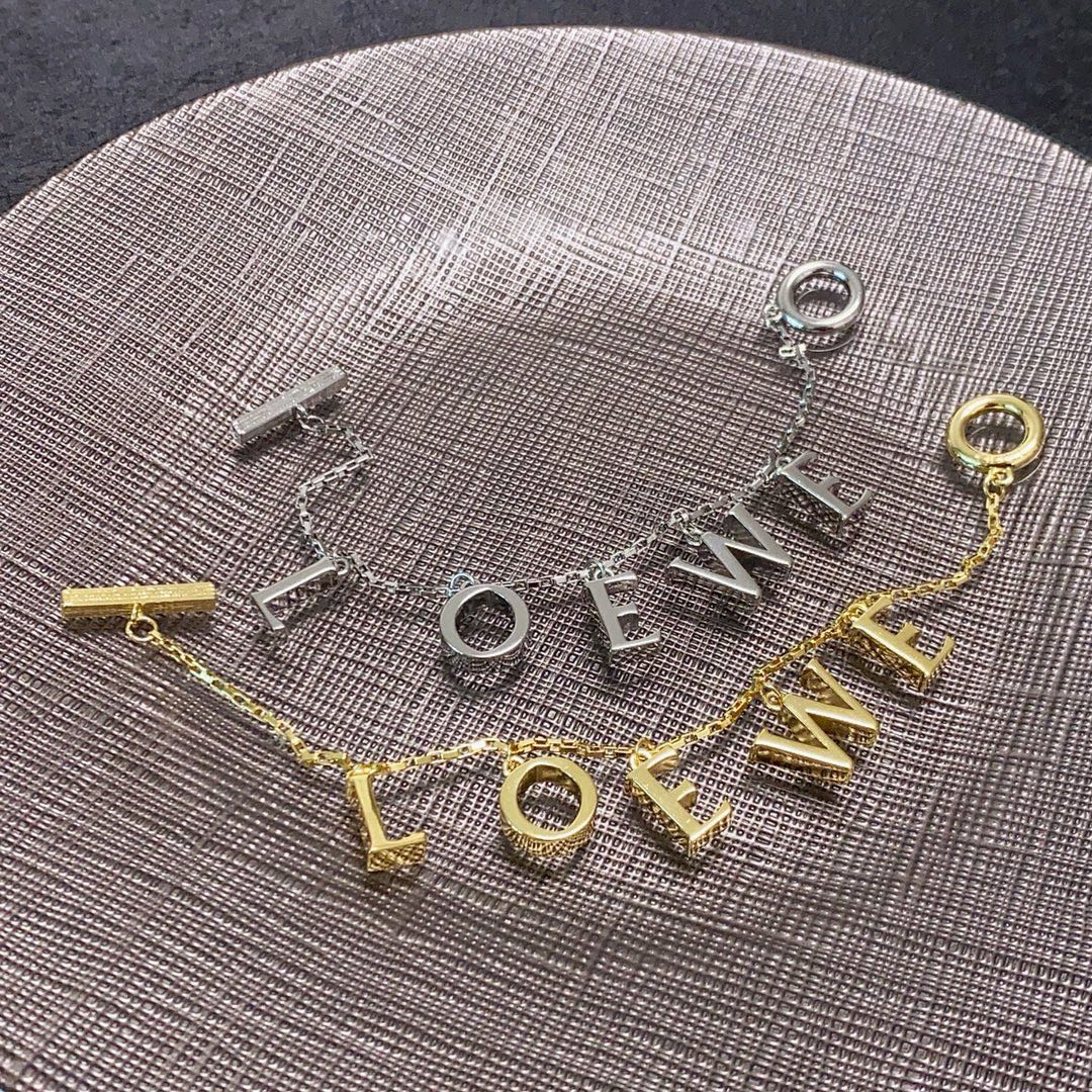 Review: Loewe’s Alphabet Bracelet – Exquisite Design with Beautiful Logo - 图片 7