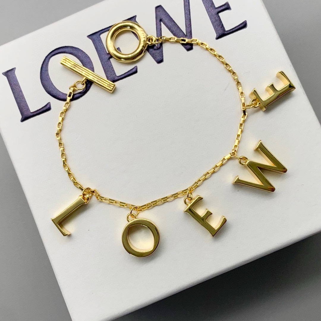 Review: Loewe’s Alphabet Bracelet – Exquisite Design with Beautiful Logo - 图片 9