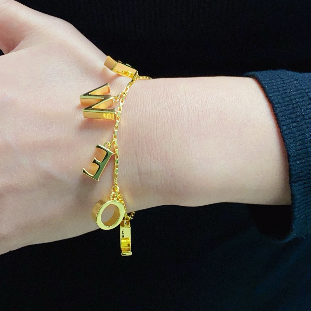 Review: Loewe’s Alphabet Bracelet – Exquisite Design with Beautiful Logo - 图片 1