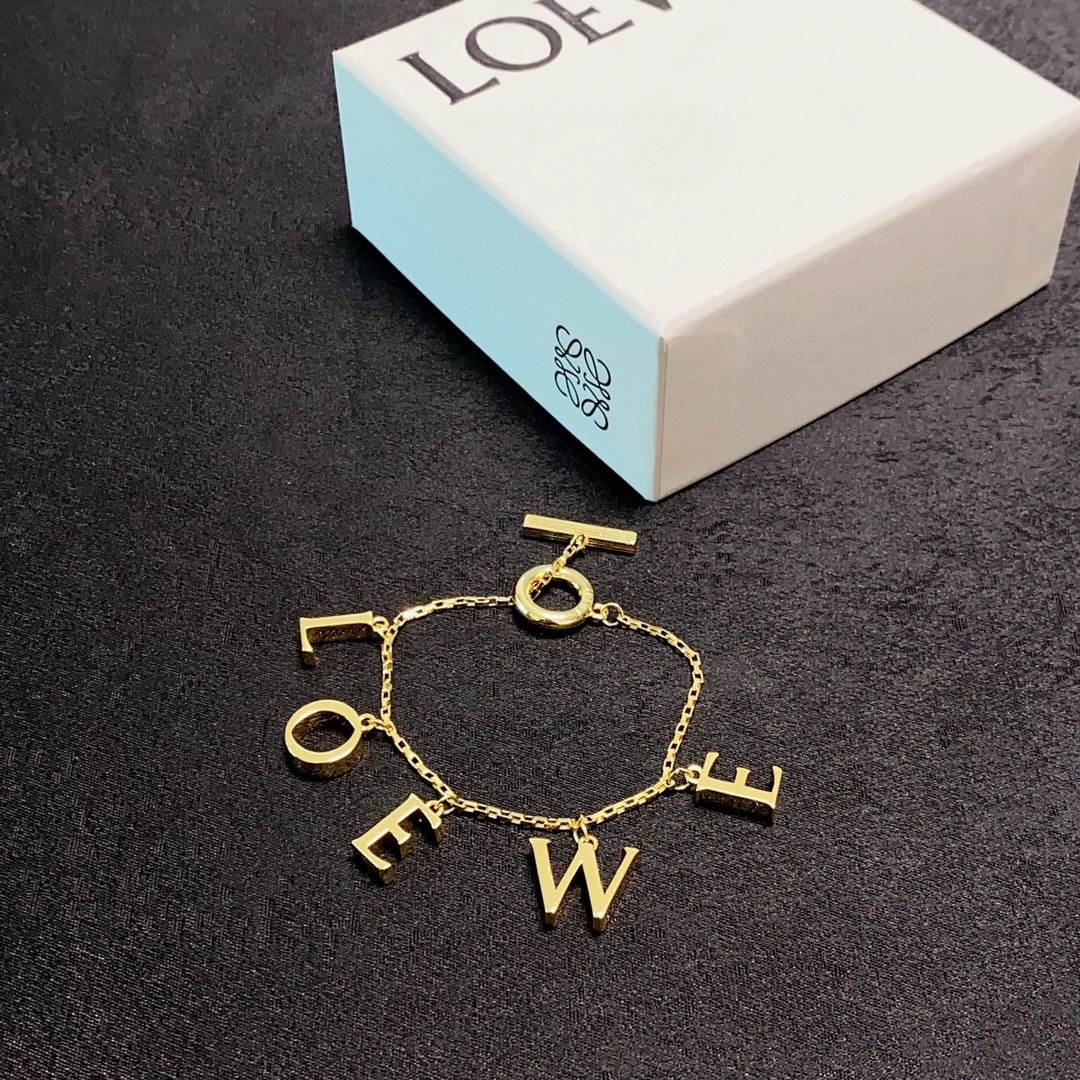 Review: Loewe’s Alphabet Bracelet – Exquisite Design with Beautiful Logo - 图片 3