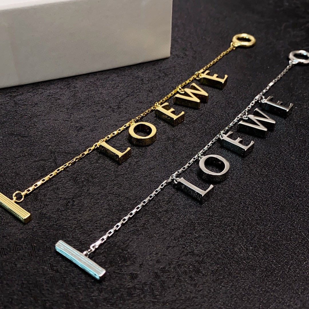 Review: Loewe’s Alphabet Bracelet – Exquisite Design with Beautiful Logo - 图片 4