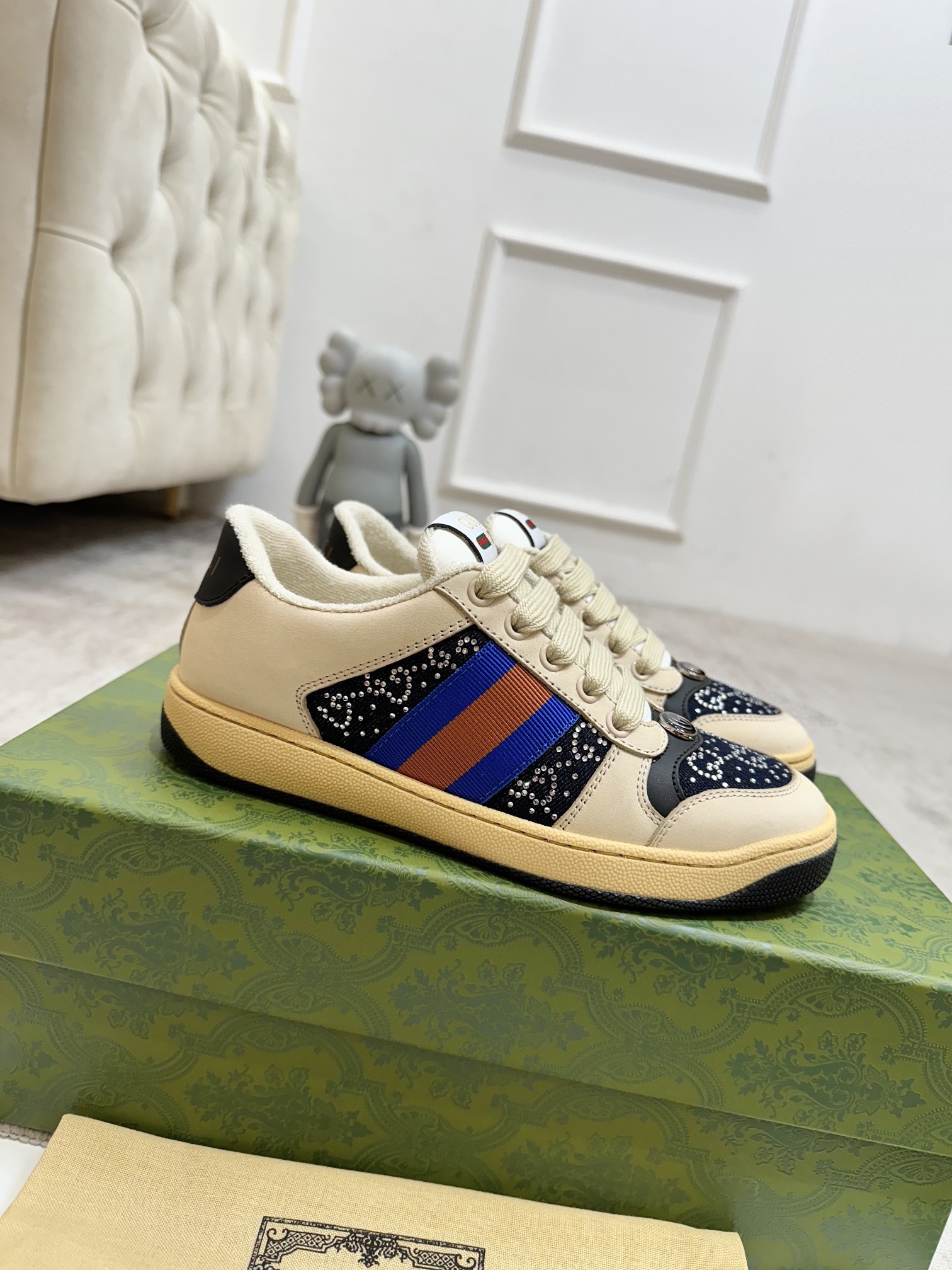 NO:545488,Gucci ———A new upgraded Gucci small dirty shoes couple model 25 early spring new model...GG series old casual dirty shoes catwalk original development and purchasing level version...Metal double G crystal cylindrical mark...Gucci original webbing...Exclusive colored cowhide fabric, original towel fabric is delicate, softer, more comfortable and breathable, private molded steel stamping two-color original TPU sole (lower layer wide, upper layer narrow) spot, matching packaging...35-40/39-44 regular size women's model, casual shoes/sports shoes, gucci, sneakers, cowhide19860909Gucci———全新升级Gucci小脏鞋情侣款 25早春新款……GG系列做旧休闲小脏鞋走秀款 原版开发代购级别版本……金属双G水晶圆柱形标……Gucci原版纹织带…… 专属擦色牛皮面料,原版毛巾布里细腻柔软更舒适透气,私模钢印双色原版TPU大底(下层宽,上层窄) 现货,配套包装……35—40/39—44正码 女款 男款,休闲鞋/运动鞋,gucci,sneakers,cowhide,Women's Shoes