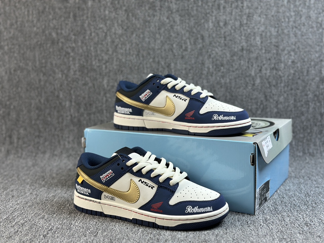 纯原福（） Nk SB Dunk Low 复古白蓝联名配色 低帮休闲运动滑板板鞋 MU0232-365 #大厂纯原品质出货 纯正版型 定制鞋盒 皮料切割干净无任何毛边 细节完美 超高清洁度 尺码：36 36.5 37.5 38 38.5 39 40 40.5 41 42 42.5 43 44 44.5 45