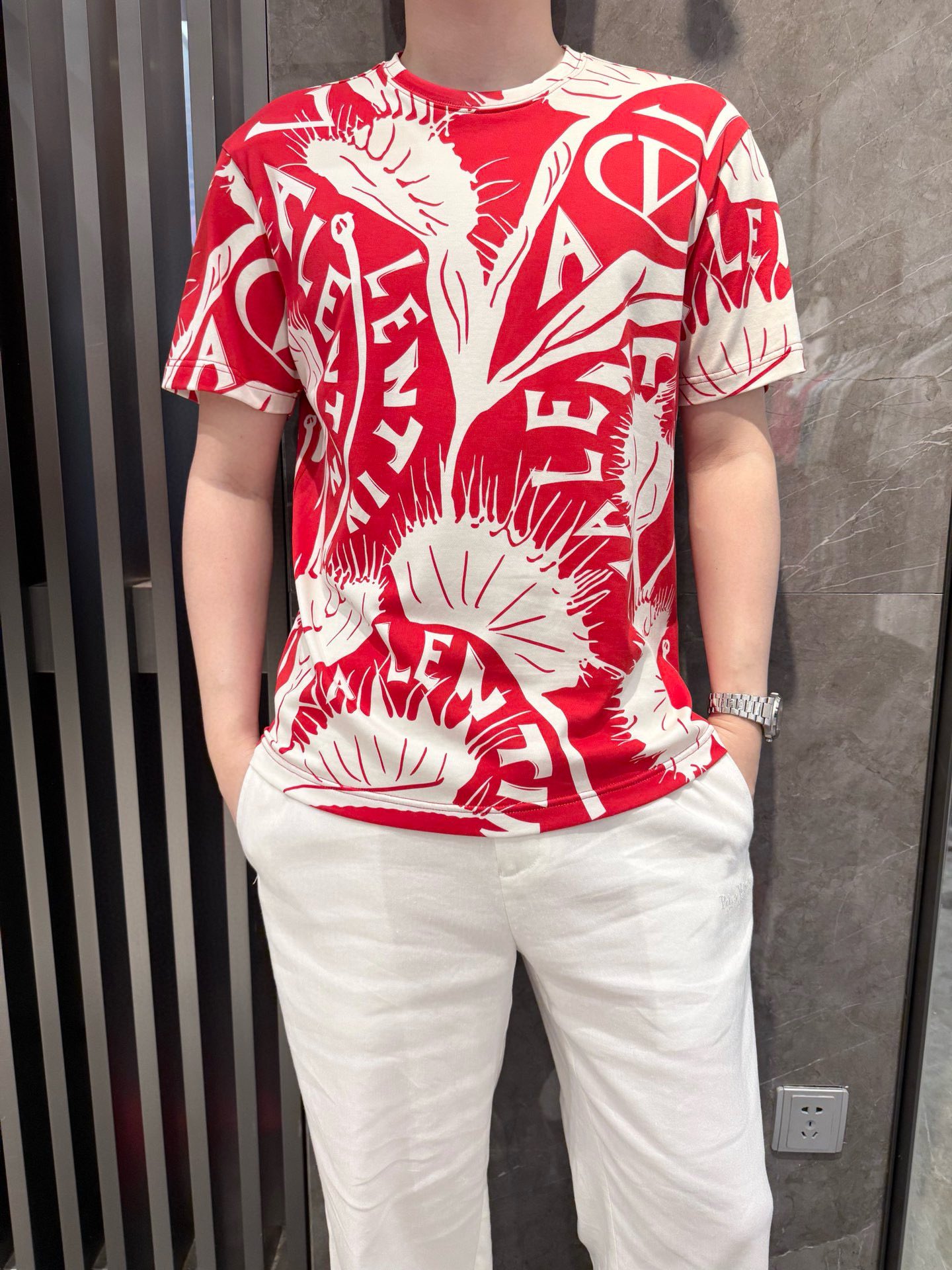 NO:450296,Valentino - the latest T-shirt shipment in 2025, hot-selling items in Europe and the United States!  Selected 100% European cotton fabrics from Italian imported brands, the latest digital printing designs, highlighting fashion!  Number of codes 48-56 (model 180/140 wears 50, with Hong Kong Lane Crawford gift box packaging), valentino,tees, t-shirt,alexander wang19860909华伦天奴-2025最新T恤出货 欧美热销单品！精选意大利进口品牌百分百欧货棉面料,最新的数码印花设计,彰显时尚 ！码数48-56（模特180/140穿50,配香港连卡佛礼盒包装）,,valentino,tees，t-shirt,alexander wang,Men's clothing