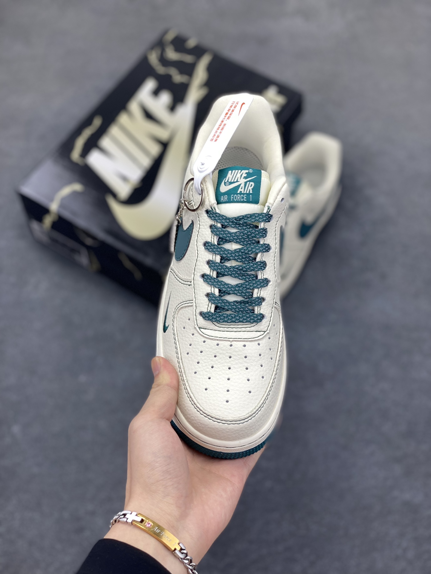 图片[2]-Nike Air Force 1 \’07 Low “古驰Supreme联名——湖水蓝”空军一号 低帮 运动鞋 休闲鞋 折边针车 工艺难度大 原楦头原纸板 原装鞋盒 定制五金配件 内置全掌气垫 原厂鞋底 货号：KJ1688-005 尺码：36 36.5 37.5 38 38.5 39 40 40.5 41 42 42.5 43 44 44.5 45-选品中心