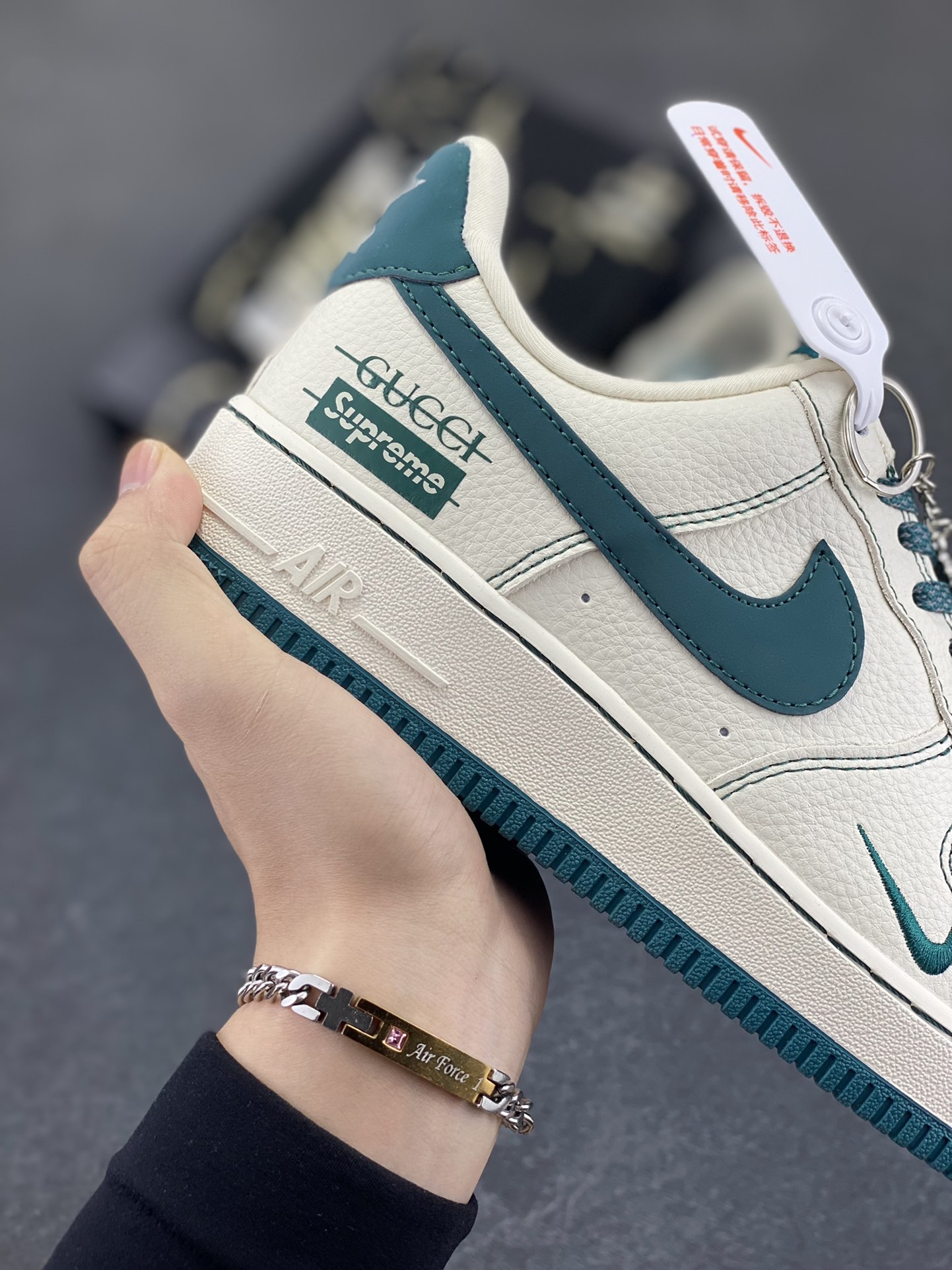 图片[6]-Nike Air Force 1 \’07 Low “古驰Supreme联名——湖水蓝”空军一号 低帮 运动鞋 休闲鞋 折边针车 工艺难度大 原楦头原纸板 原装鞋盒 定制五金配件 内置全掌气垫 原厂鞋底 货号：KJ1688-005 尺码：36 36.5 37.5 38 38.5 39 40 40.5 41 42 42.5 43 44 44.5 45-选品中心