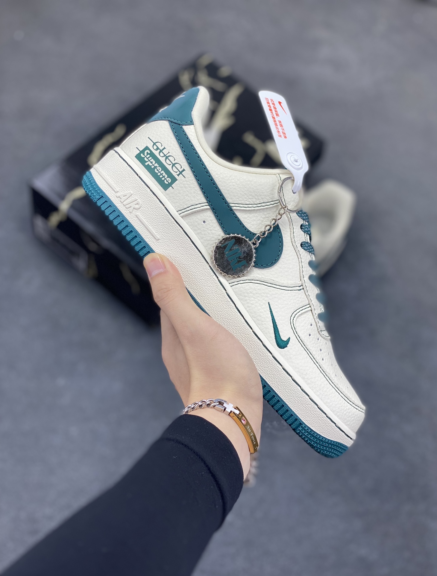 Nike Air Force 1 \’07 Low “古驰Supreme联名——湖水蓝”空军一号 低帮 运动鞋 休闲鞋 折边针车 工艺难度大 原楦头原纸板 原装鞋盒 定制五金配件 内置全掌气垫 原厂鞋底 货号:KJ1688-005 尺码:36 36.5 37.5 38 38.5 39 40 40.5 41 42 42.5 43 44 44.5 45-选品中心