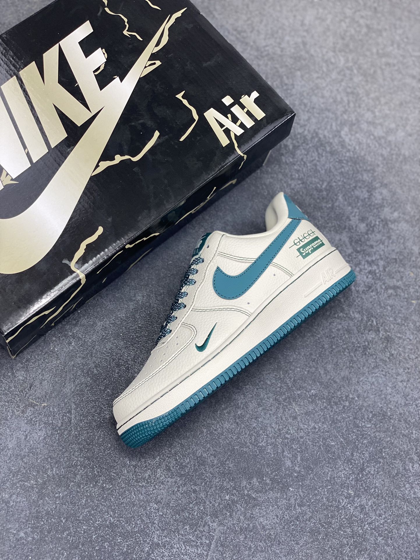 图片[7]-Nike Air Force 1 \’07 Low “古驰Supreme联名——湖水蓝”空军一号 低帮 运动鞋 休闲鞋 折边针车 工艺难度大 原楦头原纸板 原装鞋盒 定制五金配件 内置全掌气垫 原厂鞋底 货号：KJ1688-005 尺码：36 36.5 37.5 38 38.5 39 40 40.5 41 42 42.5 43 44 44.5 45-选品中心