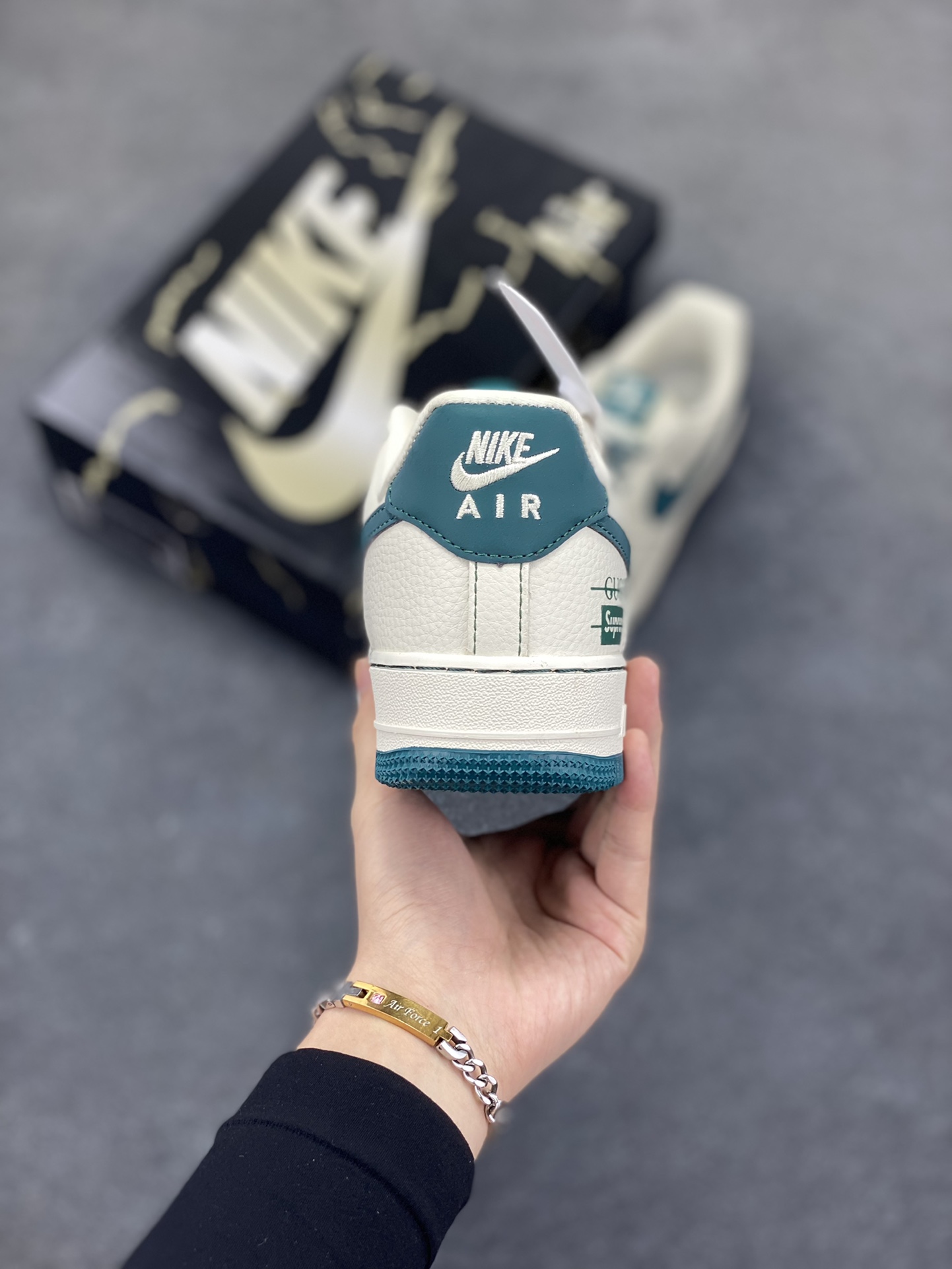 图片[4]-Nike Air Force 1 \’07 Low “古驰Supreme联名——湖水蓝”空军一号 低帮 运动鞋 休闲鞋 折边针车 工艺难度大 原楦头原纸板 原装鞋盒 定制五金配件 内置全掌气垫 原厂鞋底 货号：KJ1688-005 尺码：36 36.5 37.5 38 38.5 39 40 40.5 41 42 42.5 43 44 44.5 45-选品中心