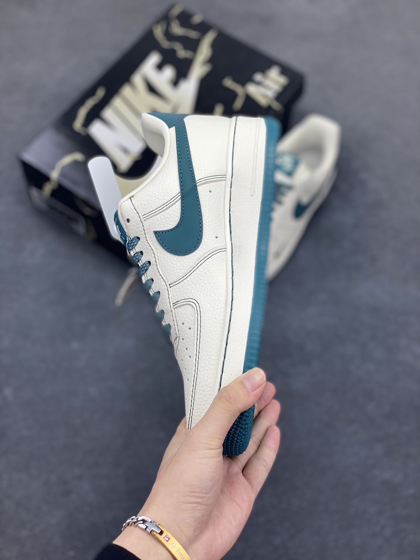 图片[3]-Nike Air Force 1 \’07 Low “古驰Supreme联名——湖水蓝”空军一号 低帮 运动鞋 休闲鞋 折边针车 工艺难度大 原楦头原纸板 原装鞋盒 定制五金配件 内置全掌气垫 原厂鞋底 货号：KJ1688-005 尺码：36 36.5 37.5 38 38.5 39 40 40.5 41 42 42.5 43 44 44.5 45-选品中心