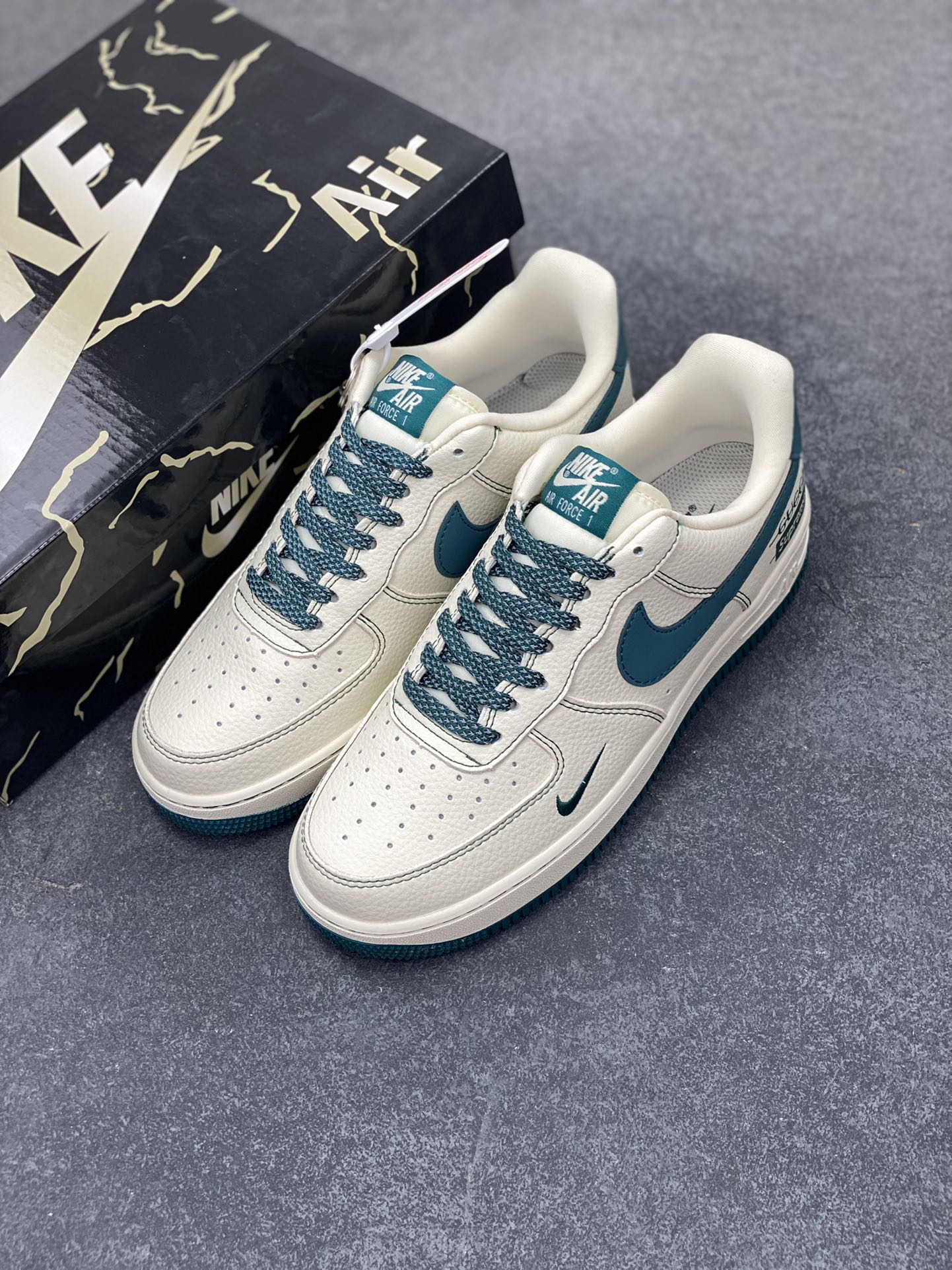 图片[8]-Nike Air Force 1 \’07 Low “古驰Supreme联名——湖水蓝”空军一号 低帮 运动鞋 休闲鞋 折边针车 工艺难度大 原楦头原纸板 原装鞋盒 定制五金配件 内置全掌气垫 原厂鞋底 货号：KJ1688-005 尺码：36 36.5 37.5 38 38.5 39 40 40.5 41 42 42.5 43 44 44.5 45-选品中心