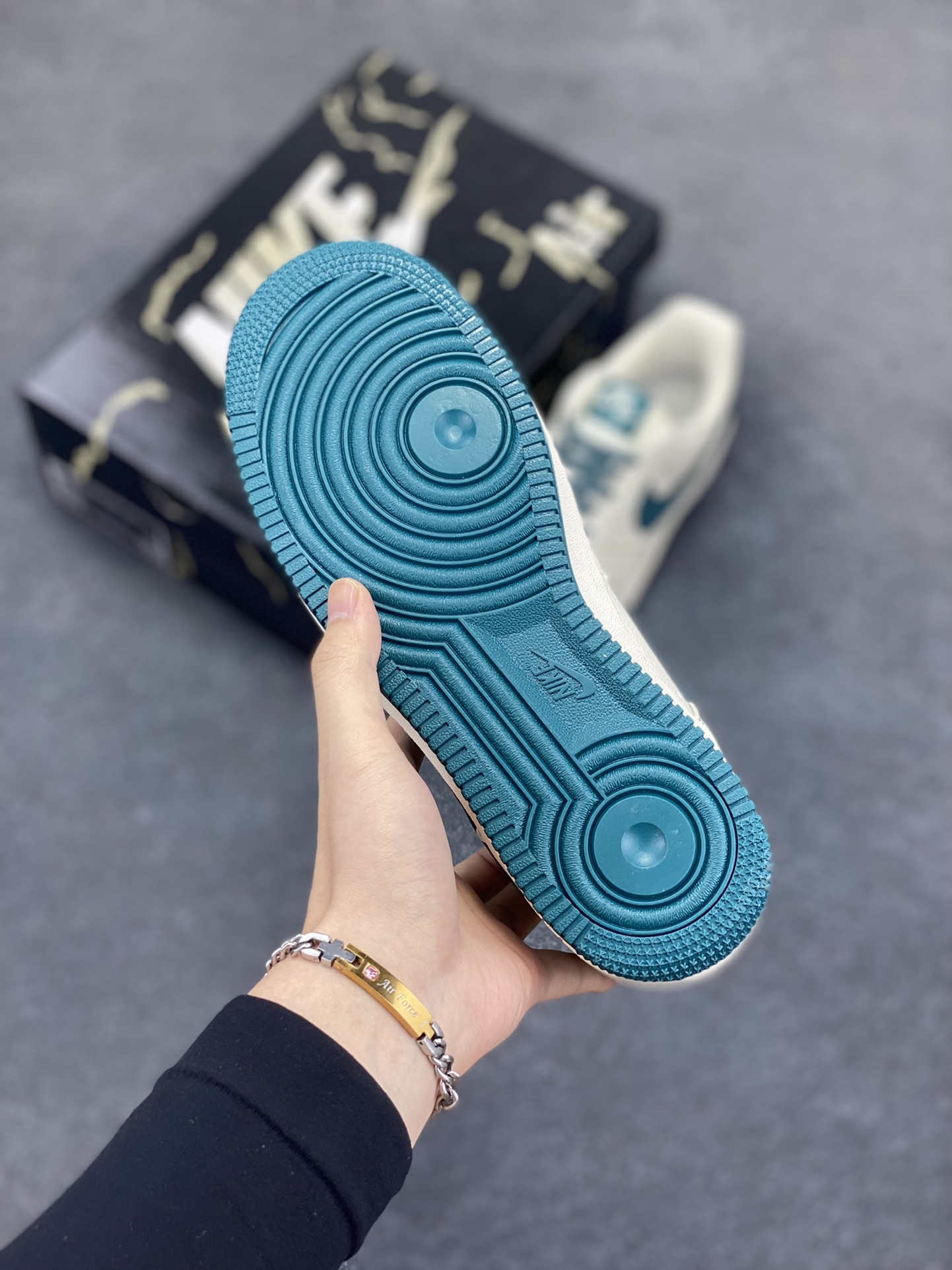 图片[5]-Nike Air Force 1 \’07 Low “古驰Supreme联名——湖水蓝”空军一号 低帮 运动鞋 休闲鞋 折边针车 工艺难度大 原楦头原纸板 原装鞋盒 定制五金配件 内置全掌气垫 原厂鞋底 货号：KJ1688-005 尺码：36 36.5 37.5 38 38.5 39 40 40.5 41 42 42.5 43 44 44.5 45-选品中心