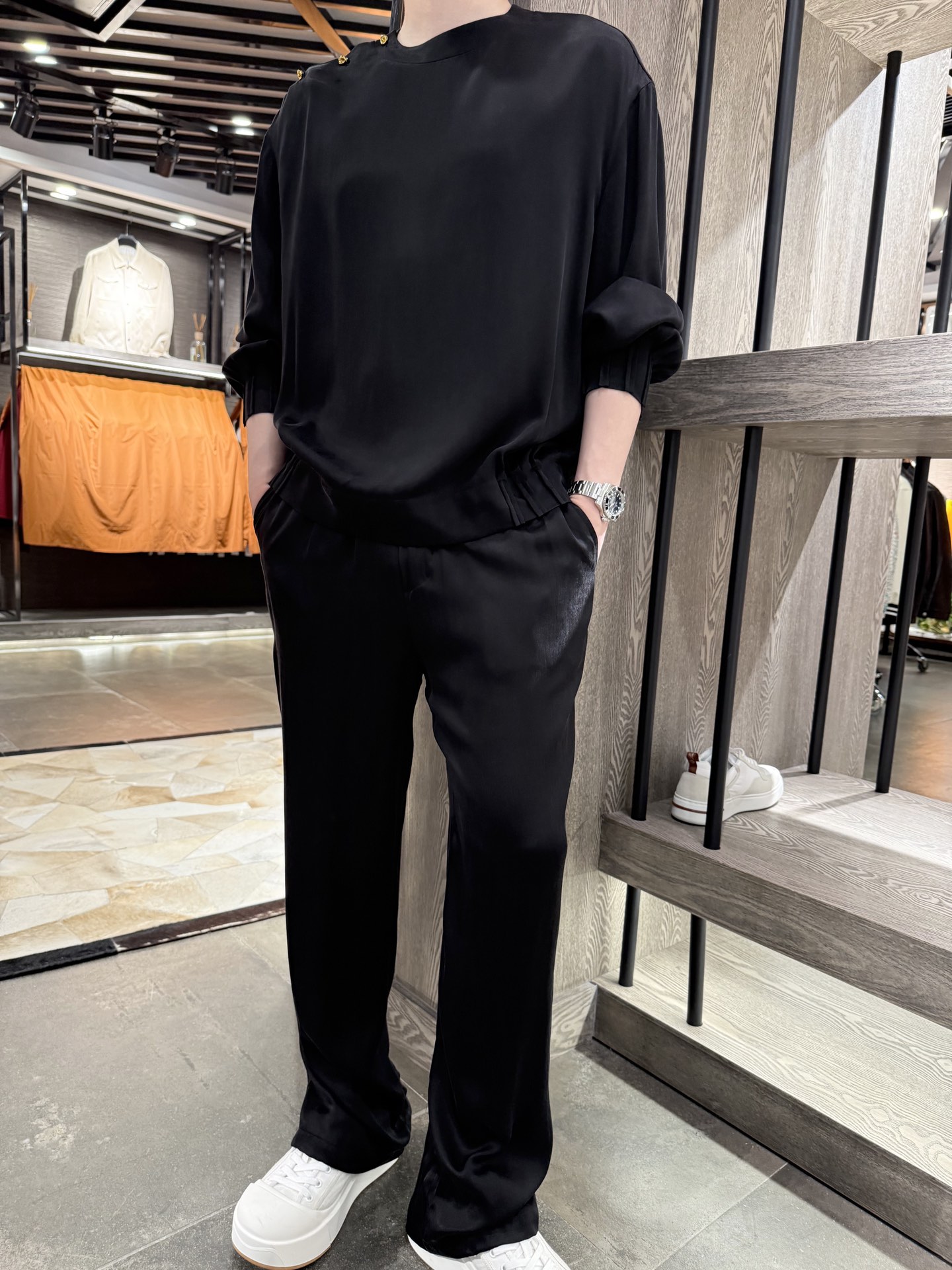 NO:450301,Givenchy-Copperamic Silk Round Neck Long Sleeve Shirt Set Round Neck Side Cuffs Pleated Cuffs Paired with Custom Snake Cuffs #Copperamic Silk is also known as Breathing Fiber It can maintain comfortable humidity and temperature in the clothes all year round The fabric is made of 55 copperamic Silk 45-person cotton. It has the following characteristics: Water-absorbing and breathable This fabric shows excellent water absorption, can effectively absorb sweat, and with its excellent breathability, making it particularly suitable for wearers in summer, keeping it cool and avoiding humidity. Soft and comfortable fabric is soft and smooth, and it is extremely comfortable to wear with the body. It feels delicate when in contact with the skin and has no foreign body. Excellent dyeing performance. The copperamic Silk fabric has excellent dyeing and color rendering effect, which can be dyed almost any color, and the color is firm. Anti-static fabric has strong anti-static ability, reducing the discomfort of wrapping and meat, ensuring easy wear Easy to clean and easy to clean, with less detergent residue after washing, which is very suitable for use as a close-fitting clothing. Environmentally friendly characteristics. Cupric fibers are made of wood pulp and cotton short velvet pulp. They have environmentally friendly and renewable properties. They can naturally degrade in the soil and are environmentally friendly. The strong moisture absorption and moisture release cupric fibers have excellent moisture absorption and release properties. They can maintain comfortable humidity and temperature in the clothes all year round. They can be called 'respiratory fiber'. Size 48-56 (model 180/140 wear 50, with Hong Kong Lane Crawford gift box packaging), givennchy,shirts,alexander wang19860909纪梵希-铜氨丝圆领长袖衬衫 套装 圆领侧扣 抽褶袖口 搭配定制蛇纹扣 #铜氨丝又称呼吸型纤维 一年四季都能保持衣服内舒适的湿度和温度 面料采用55铜氨丝45人棉材质 具有以下特点 吸水透气这种面料展现出卓越的吸水性,能有效吸收汗水,并配合其出色的透气性,使得穿着者在夏季尤为适宜,保持清凉同时避免闷湿 柔软舒适面料柔软顺滑,贴身穿着极为舒适,与肌肤接触时感细腻且无异物感 染色性能优异铜氨丝面料染色和显色效果极佳,几乎能染上任何颜色,且色彩牢固 抗静电面料具有强大的抗静电能力,減少裹身和贴肉的不适感,确保穿着自如 易清洗清洗简便,水洗后洗涤剂残留少,非常适合作为贴身衣物使用 环保特性铜氨丝以木浆、棉短绒浆粕为原料,具有环保可再生的特性,能在土壤中自然降解,对环境友好 吸湿放湿性强铜氨丝具有卓越的吸放湿性,一年四季都能保持衣服内舒适的湿度和温度,可称之为“呼吸型纤维” 尺码48-56(模特180/140穿50,配香港连卡佛礼盒包装）,,givenchy,shirts,alexander wang,Men's clothing