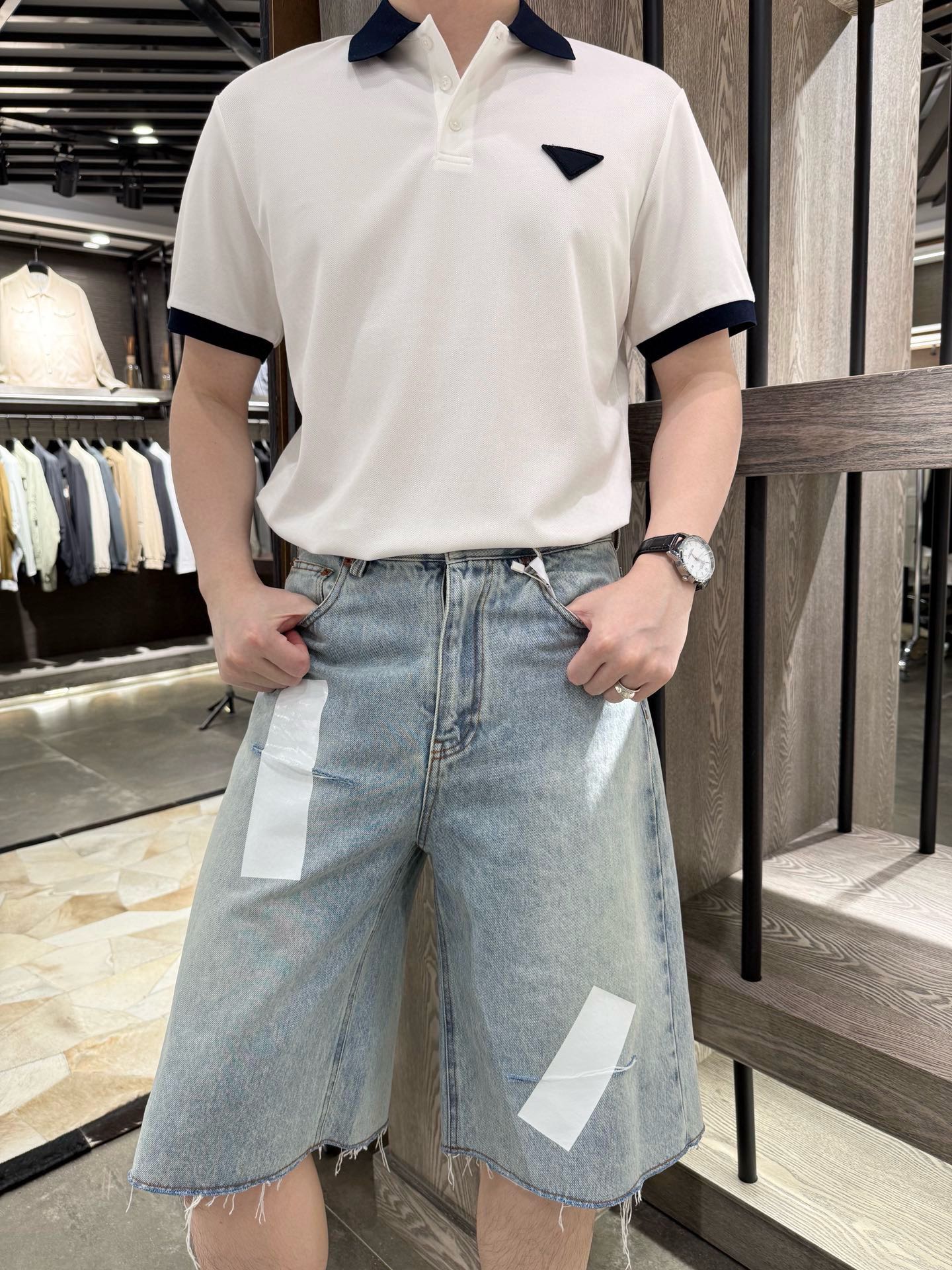 NO:450306,Magila-3025 summer hot denim shorts, high-quality pure cotton 130oz, loose style, bristled design at the legs, adding a casual and retro atmosphere; with drawstrings, easy to adjust the waistline; holes on the knees and other parts, white press patch embellishment, showing the trendy and fashionable charm, S-2XL (model 180/140 wears M, with Hong Kong Lane Crawford gift box packaging),,masion margiela, shorts,alexander wang19860909马吉拉-3025夏季爆款牛仔短裤,高品质纯棉130oz,宽松版型,裤脚处有毛边设计,增添随性感和复古氛围；设有抽绳,方便调节腰围；膝盖等部位有破洞 ,白色压胶补丁点缀,展现潮流时尚魅力,码数S-2XL（模特180/140穿M,配香港连卡佛礼盒包装）,,masion margiela,shorts,alexander wang,Men's clothing