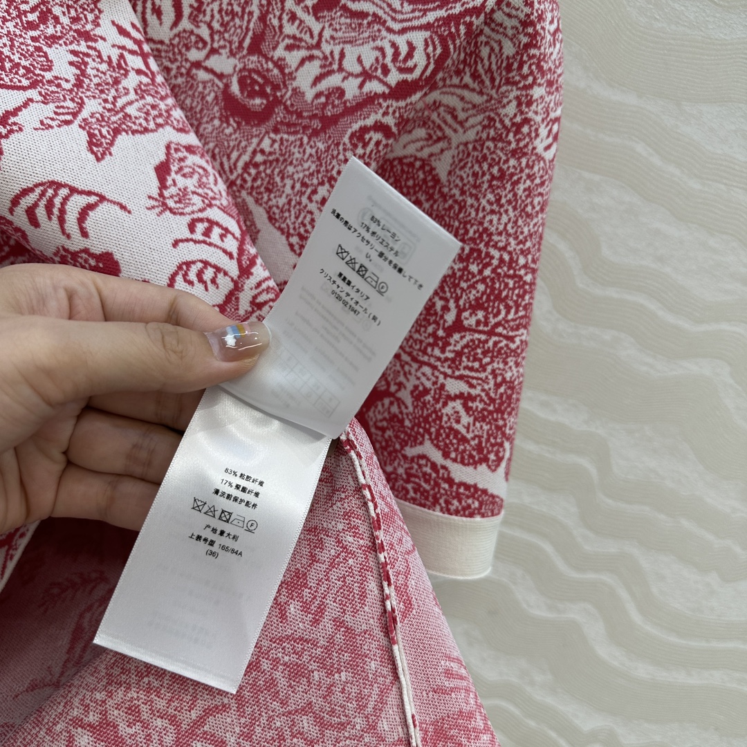 独家首发❤️原单品质，MissD 名媛气质 iviera动物丛林针织🧶短袖上衣！经典版型百搭不挑人，高级