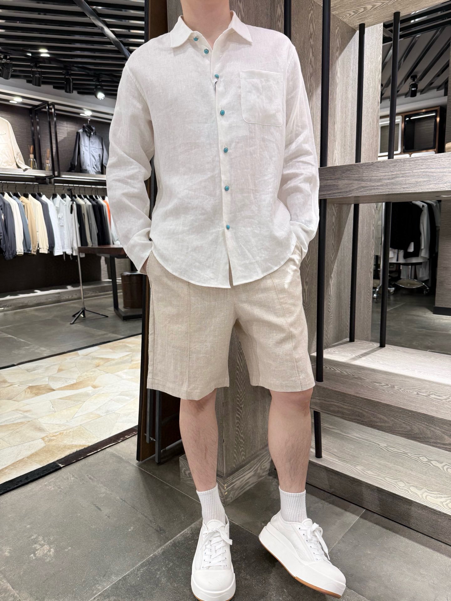 NO:450310,LP-2025 popular old-fashioned linen shirt, selected high-quality linen fabric, excellent texture, breathable and skin-friendly. Classic lapel design shows neatness and elegance, turquoise buckle embellishment, loose style, suitable for a variety of styles, whether it is daily going out or casual gathering, it can be easily controlled, adding a sense of casualness and elegance to you. S-2XL (model 180/140 wears M, with Hong Kong Lane Crawford gift box packaging), loro piano, shirts, alexander wang19860909LP-2025爆款老钱风亚麻衬衫,甄选优质亚麻面料,质感上乘,透气亲肤.经典翻领设计,尽显利落大方,绿松石扣点缀,宽松版型,适配多种风格,无论是日常出街还是休闲聚会,都能轻松驾驭,为你增添一份随性与优雅.码数S-2XL(模特180/140穿M,配香港连卡佛礼盒包装),,loro piana,shirts,alexander wang,Men's clothing