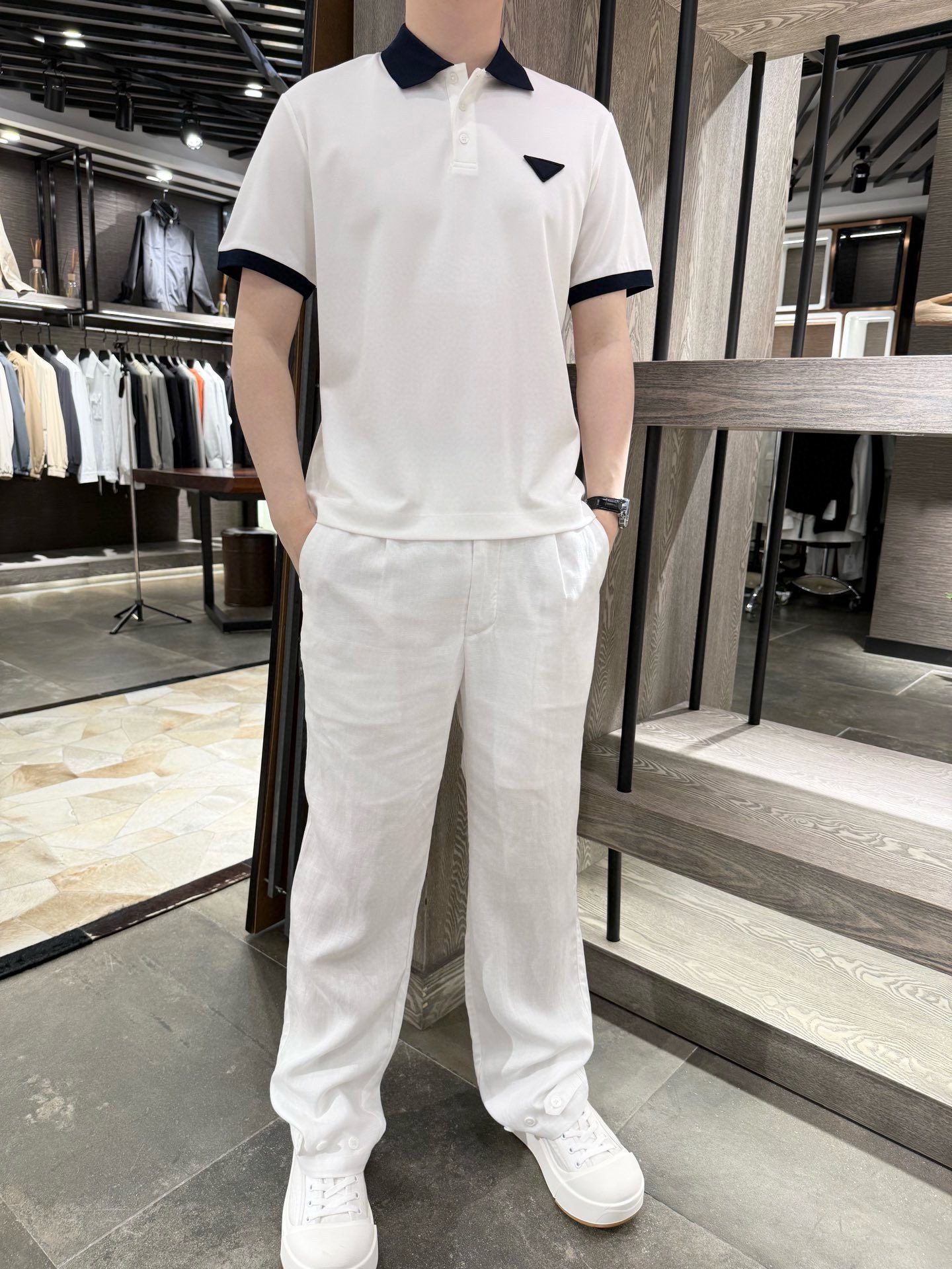 NO:450314,Prada - Summer Polo short-sleeved T-shirt, fabric is made of 195g (40S) 57 cotton, 37 polyester fiber and 6 spandex blend, which combines comfort and texture. Navy blue collar and cuff design, which makes it more elegant and slim fit. Whether it is daily going out or business and leisure, it can easily make you the focus and interpret your fashion attitude. S-2XL (model 180/140 wears M, with Hong Kong Lane Crawford gift box packaging), prada, T-shirt,tees, t-shirt,alexander wang19860909普拉达-夏季Polo短袖T恤,面料由195g（40S）57棉、37聚酯纤维和6氨纶混纺而成,兼具舒适与质感,藏青色衣领与袖口设计,更显雅致,修身版型,无论是日常出街还是商务休闲场合,它都能让你轻松成为焦点,诠释属于你的时尚态度.码数S-2XL（模特180/140穿M,配香港连卡佛礼盒包装）,,prada,T-shirt,tees，t-shirt,alexander wang,Men's clothing